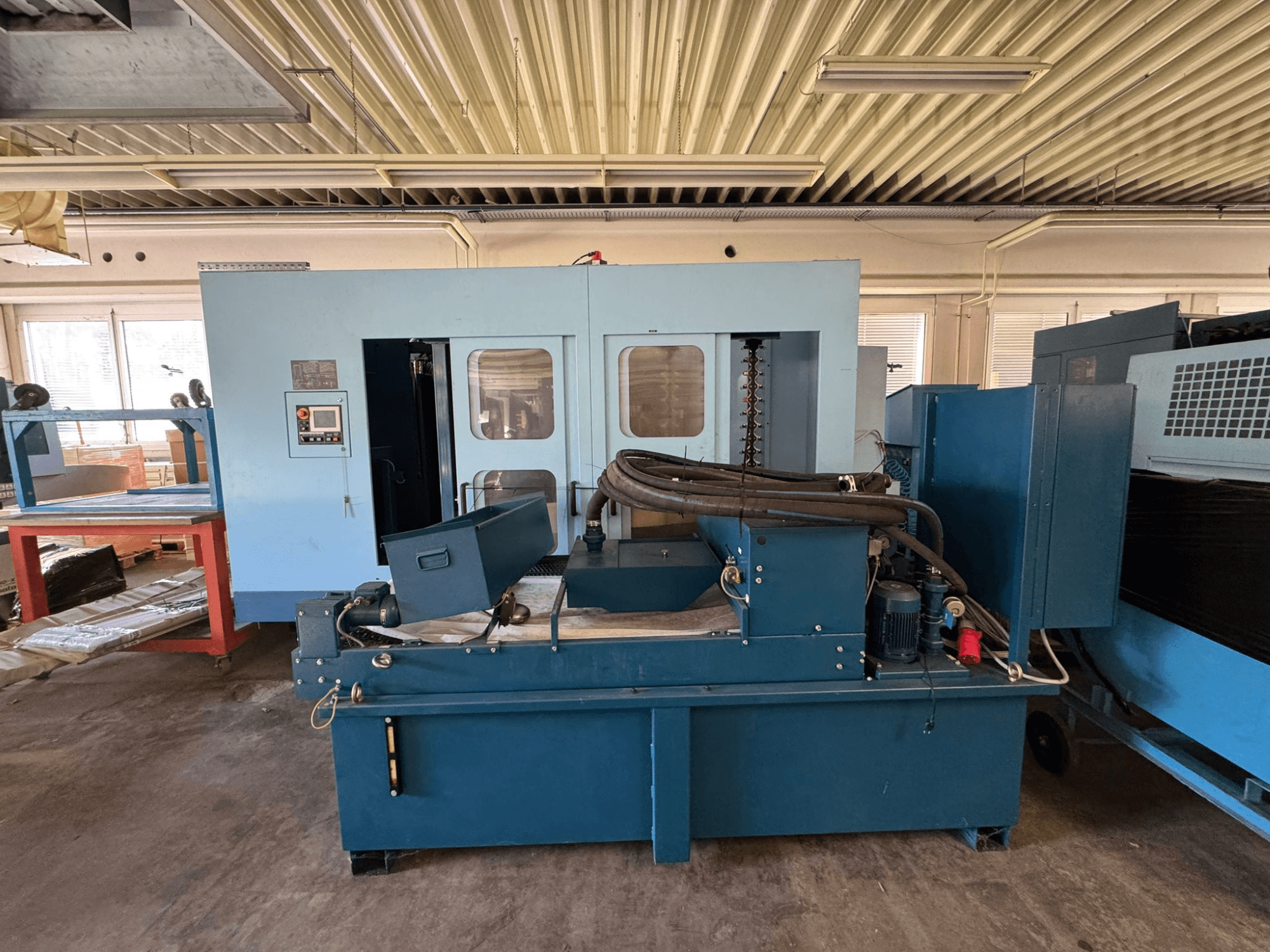 Matsuura H. Plus 405 Horizontales Bearbeitungszentrum in Blau, Vorderansicht, mit Blick auf das Bedienfeld und die Maschinenkomponenten.