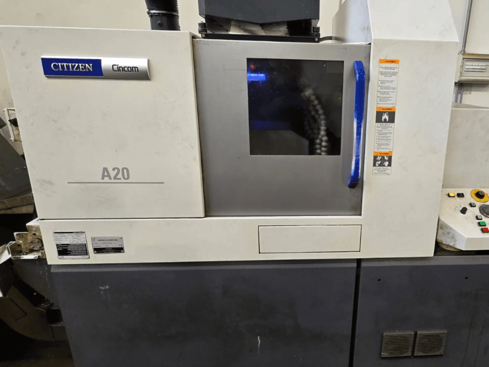 Drehmaschine „Citizen A20 Swiss Type“, Vorderansicht, mit sichtbarem Display und Bedienknöpfen.
