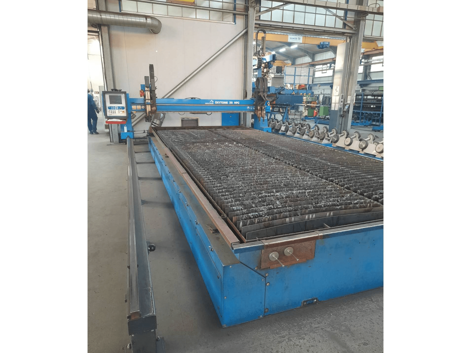 Frontansicht der Oerlikon Oxytome 35 HPC Maschine