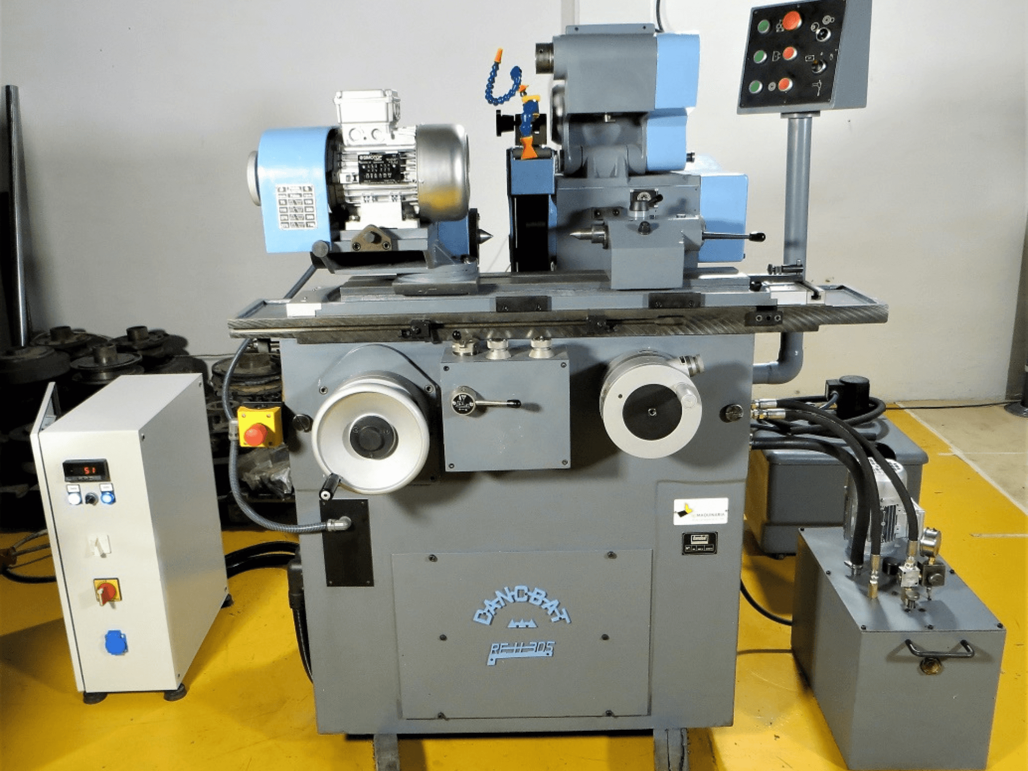 DANOBAT RE H 305 Flachschleifmaschine in Frontansicht, mit Motor, Steuerung und Schleifscheibe für Präzisionsarbeiten.