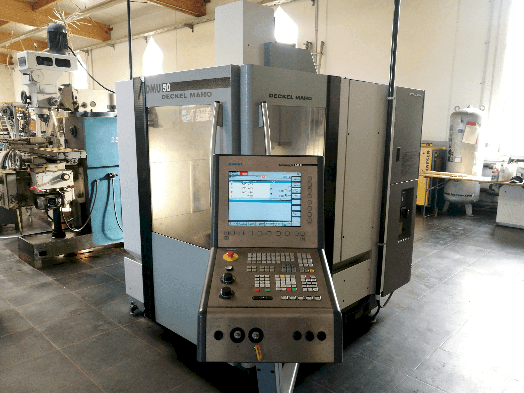 Frontansicht der DECKEL MAHO DMU 50 Maschine