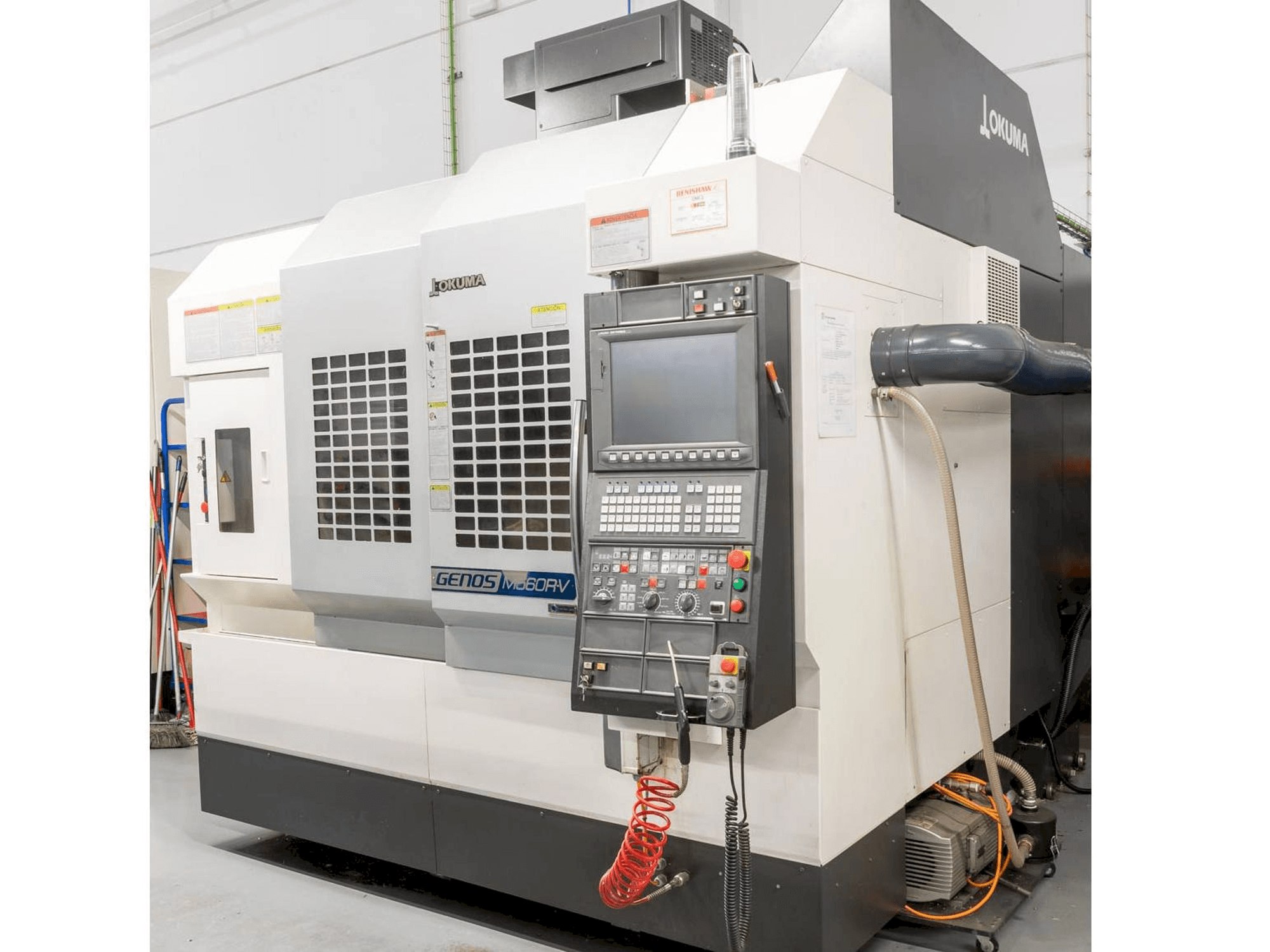 Frontansicht der Okuma Genos M560R-V Maschine