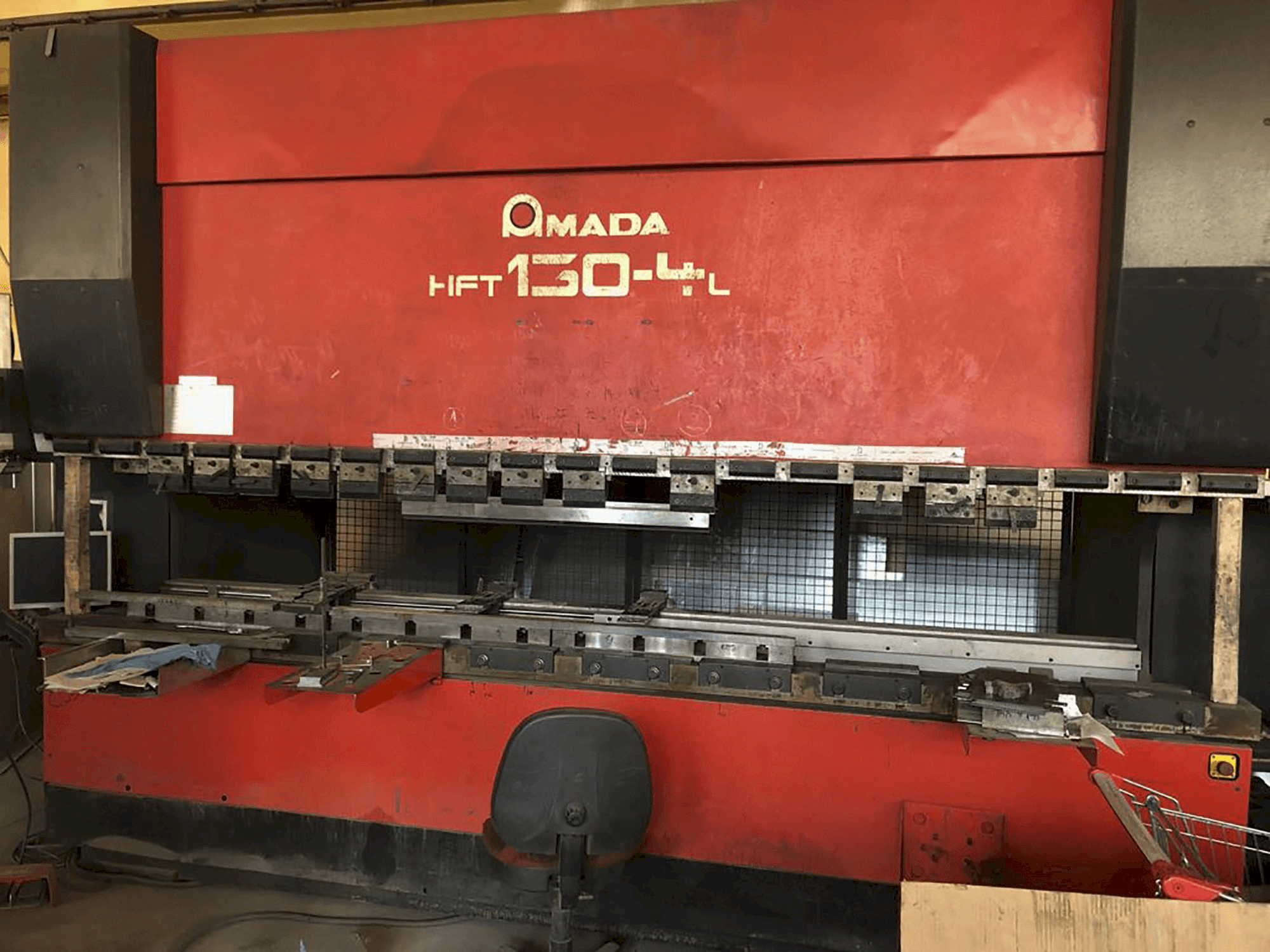 Frontansicht der AMADA HFT 130-4 L Maschine