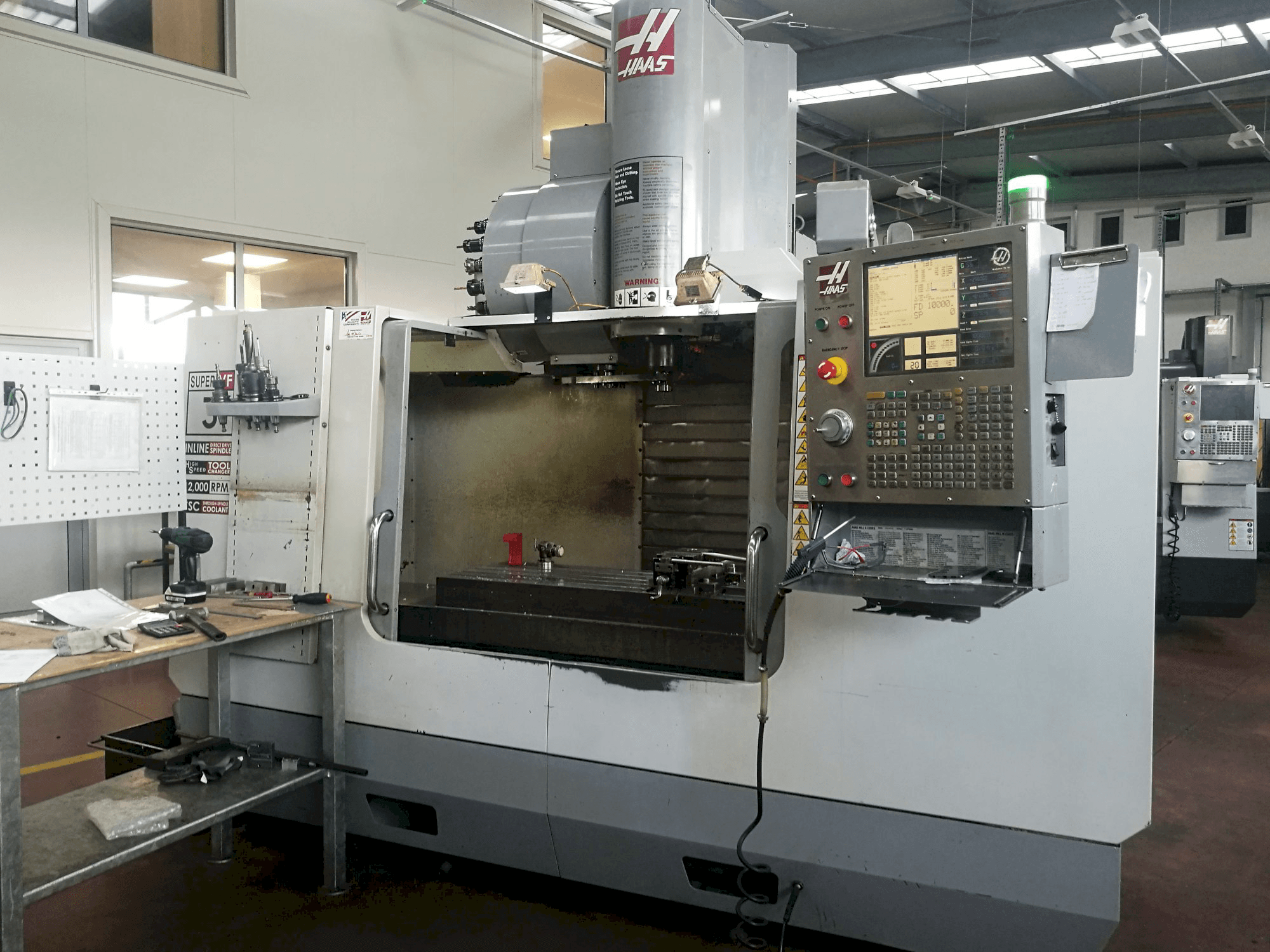 Frontansicht der HAAS VF-3SSHE Maschine
