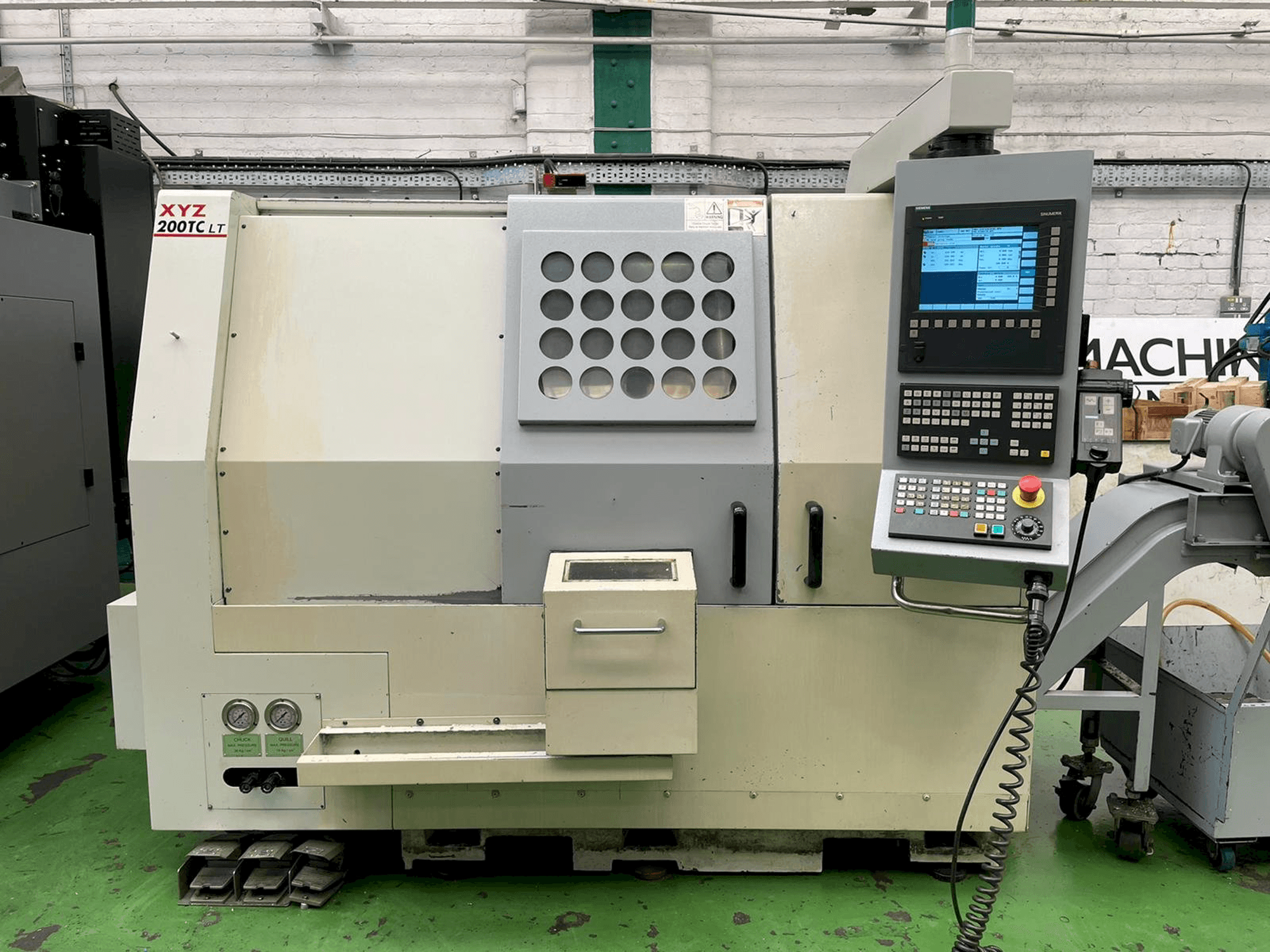 Frontansicht der XYZ 200TC LT Maschine