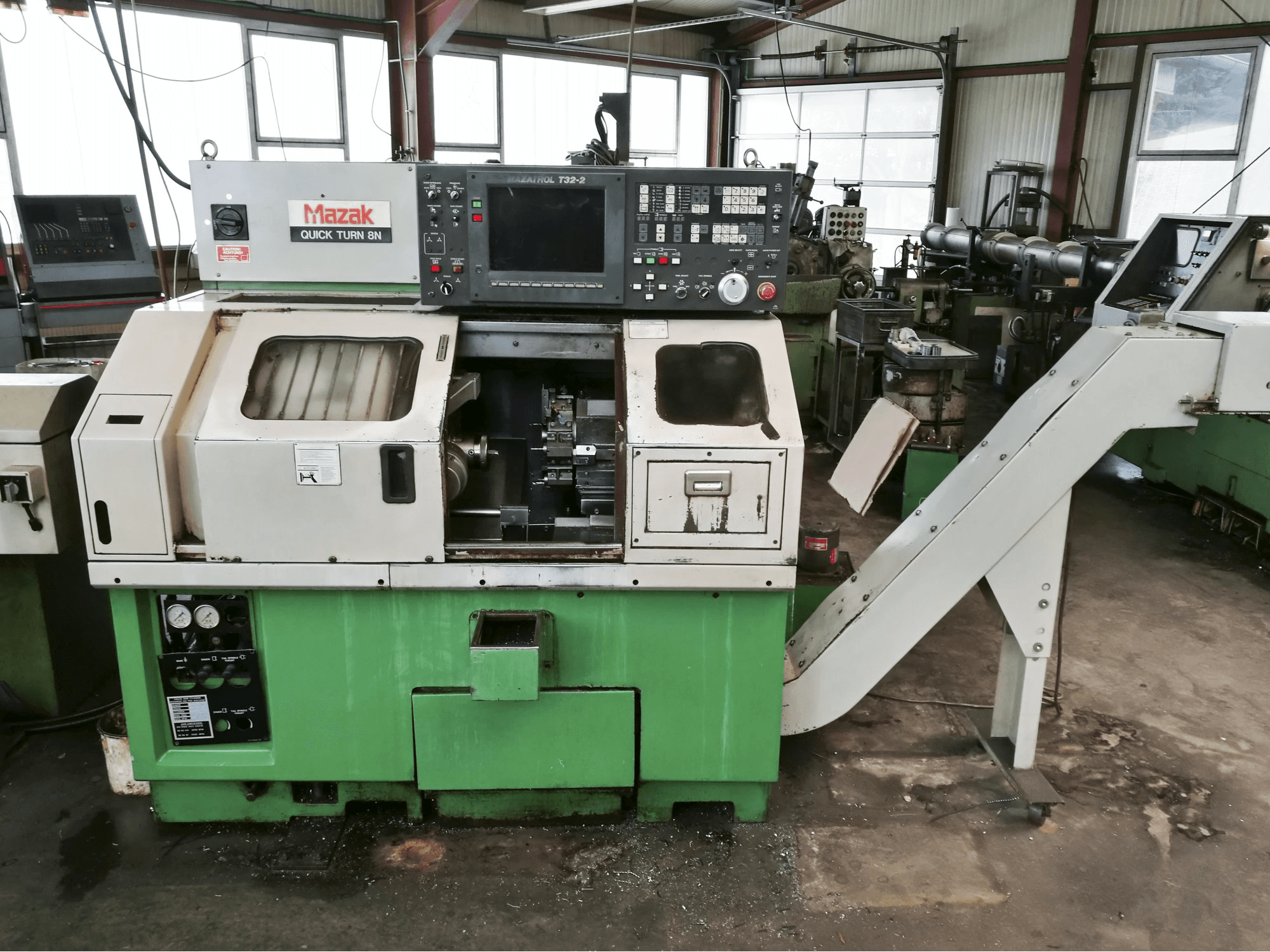 Frontansicht der Mazak Quick Turn 8N Maschine