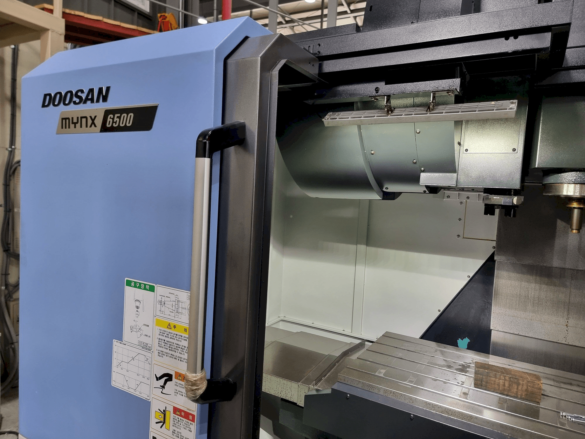 Frontansicht der DOOSAN MYNX 6500 Maschine