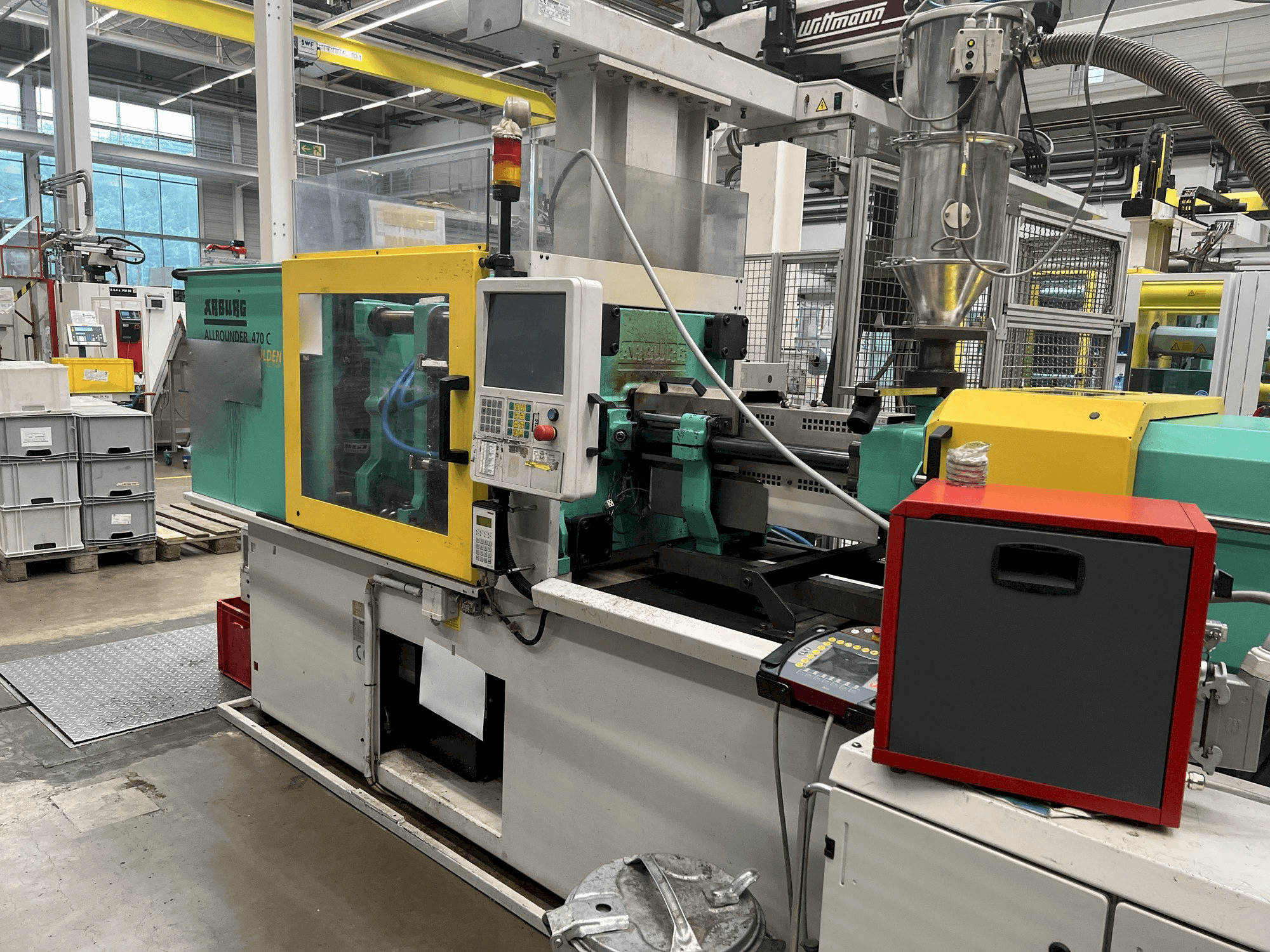 Frontansicht der Arburg 470C 1500 - 400 Maschine