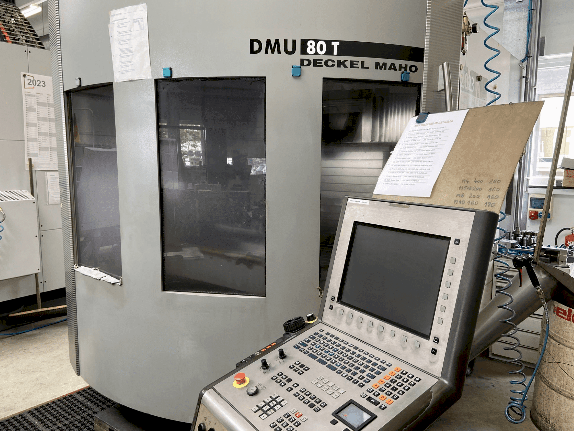 Frontansicht der DECKEL MAHO DMU 80 T Maschine