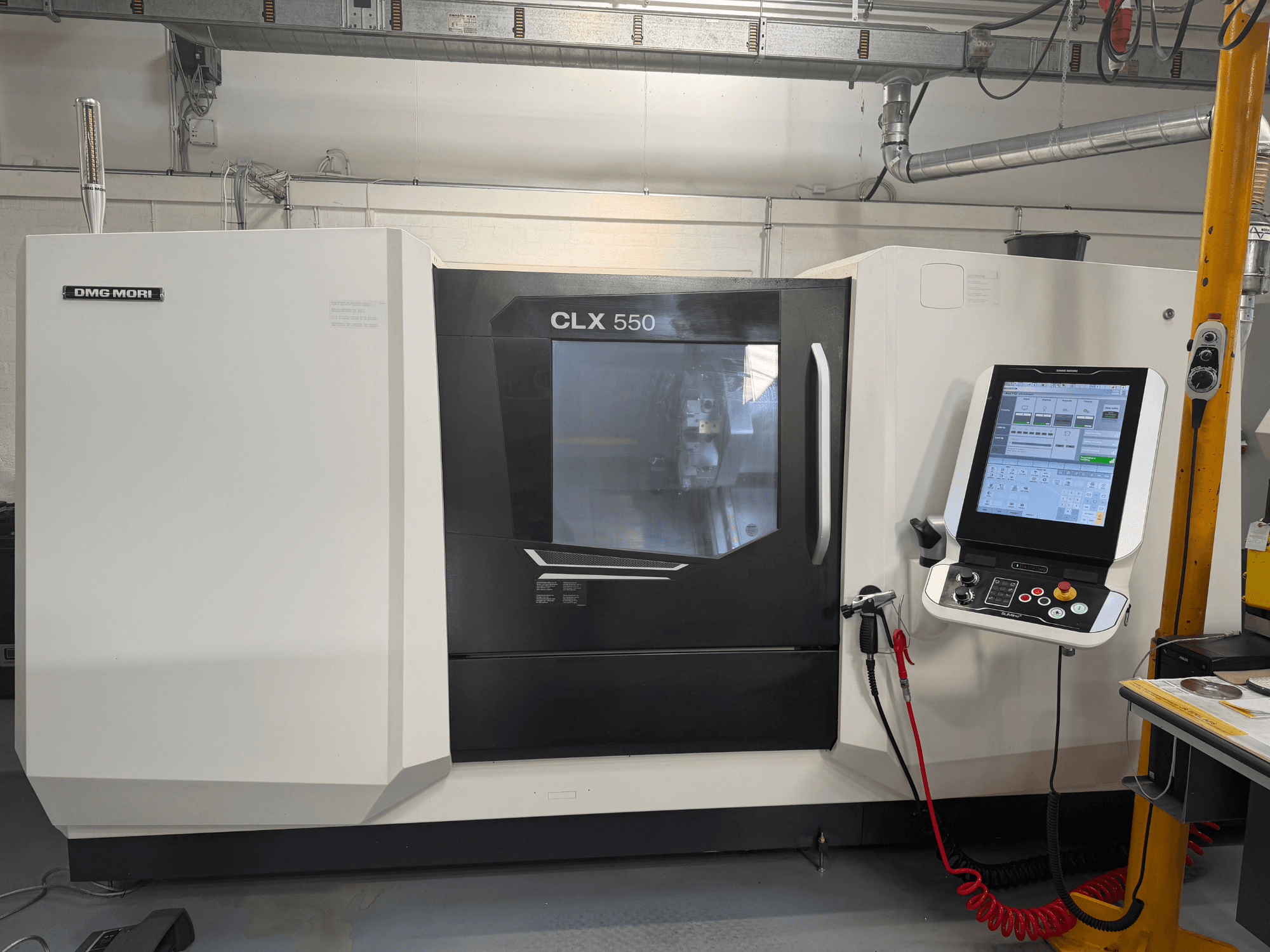 Horizontaldrehmaschine DMG MORI CLX 550 V4, Vorderansicht mit Bedienfeld und Display, die fortschrittliche Bearbeitungsfunktionen demonstriert.