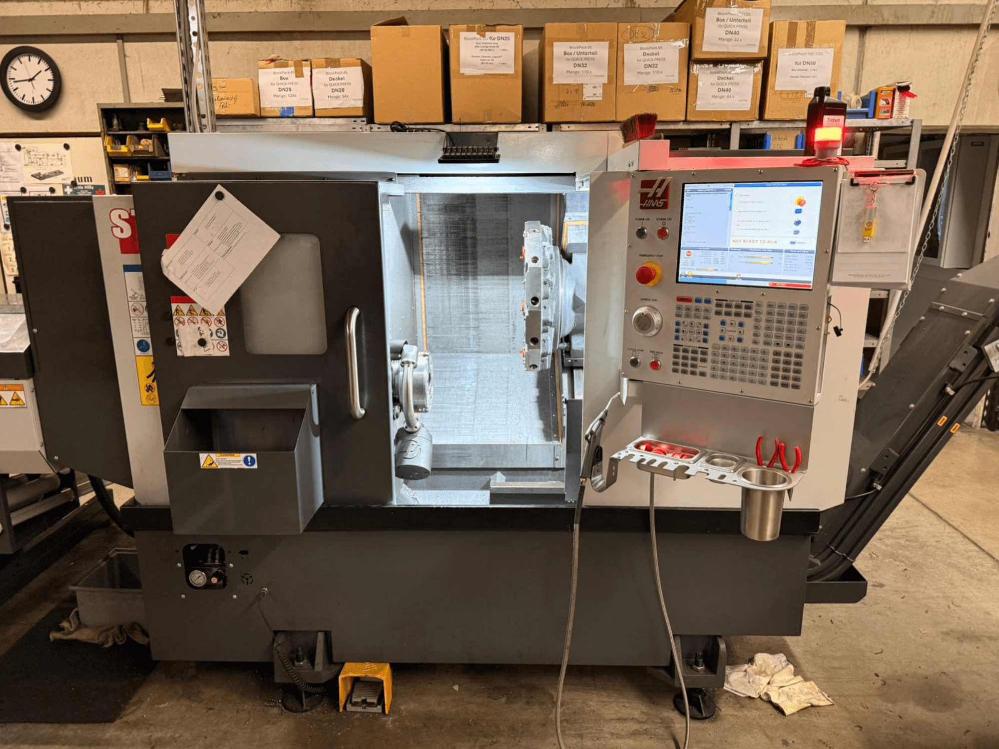 HAAS ST-15 Horizontal-Drehmaschine in der Seitenansicht, mit digitalem Bedienfeld und Bedienelementen.