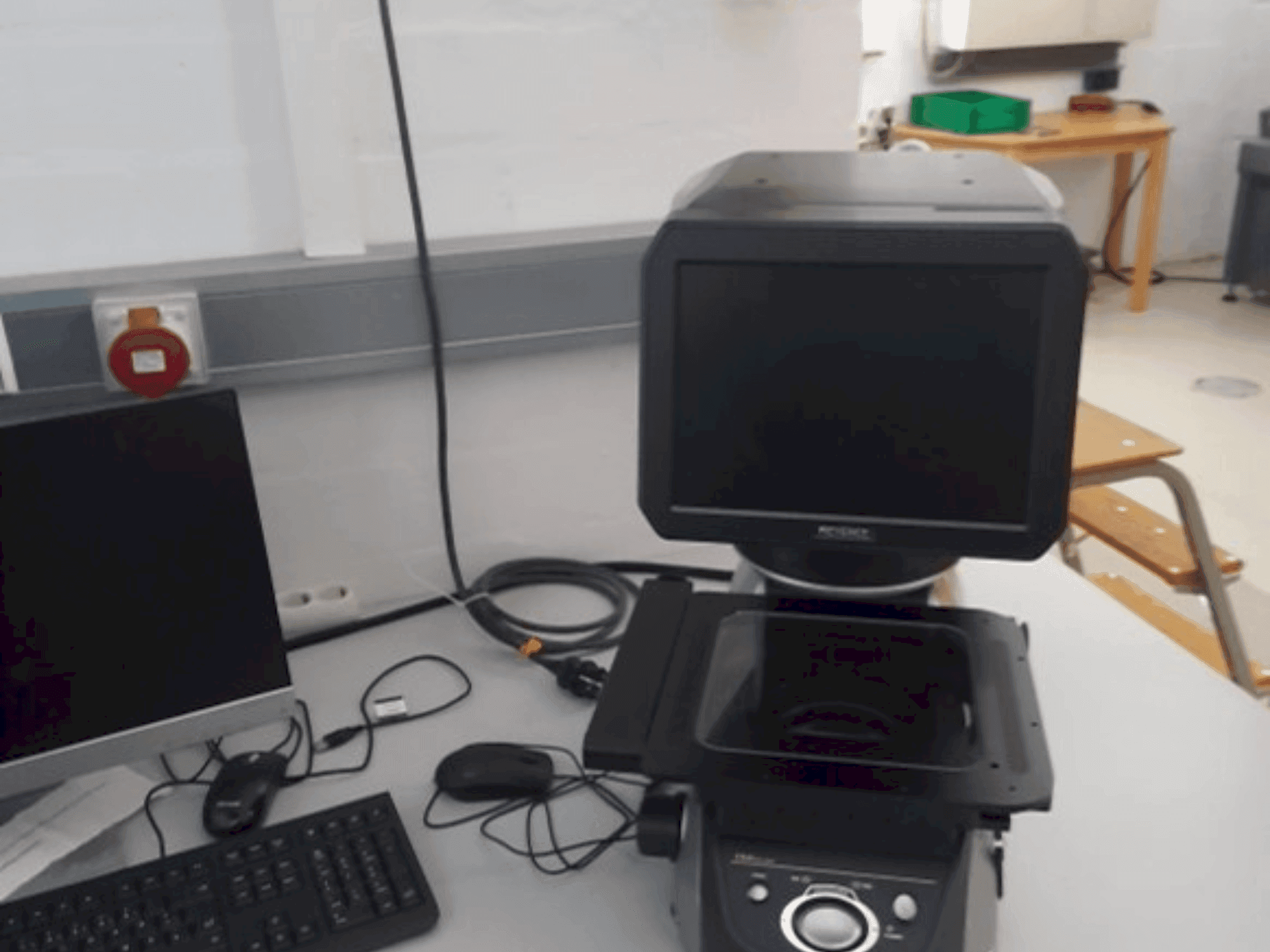 Frontansicht der KEYENCE IM-7020 Maschine