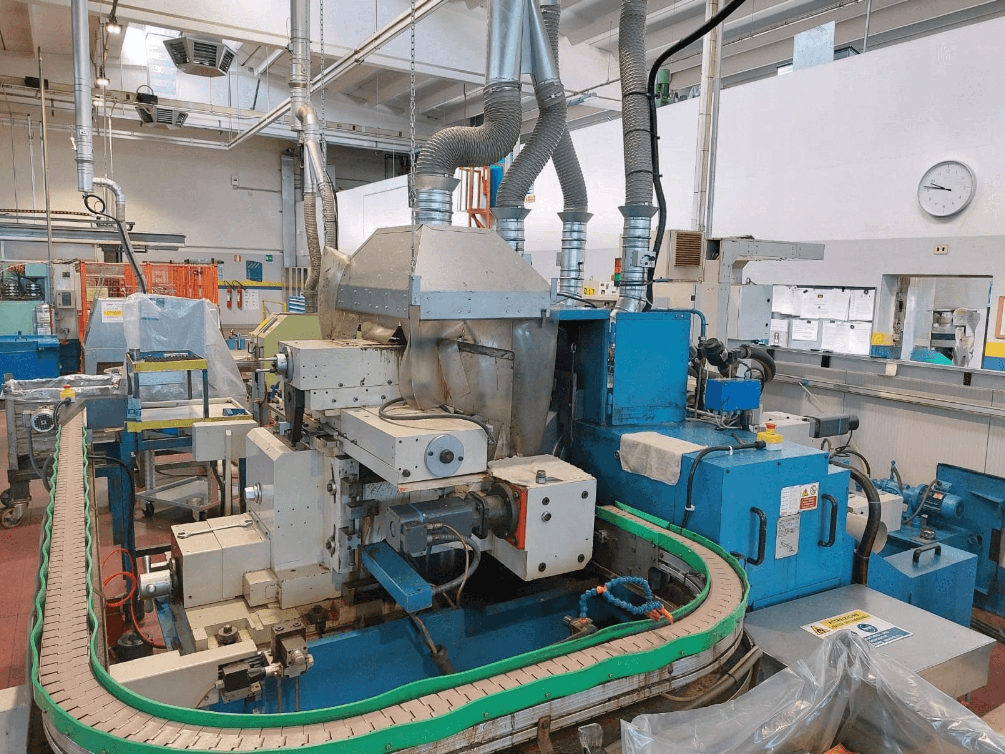 GHIRINGHELLI M300SP610 CNC3A Spitzenlos-Schleifmaschine, Vorderansicht, zeigt komplizierte Maschinen- und Förderbanddetails.