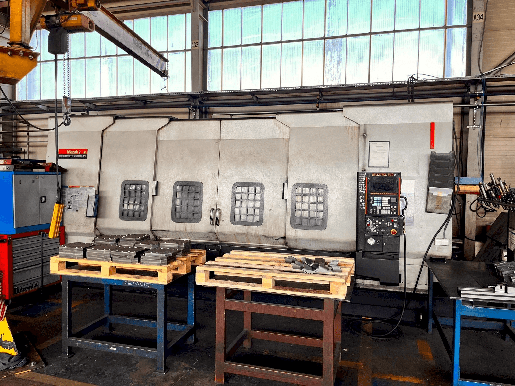 Frontansicht der Mazak SVC 2000L/120 Maschine