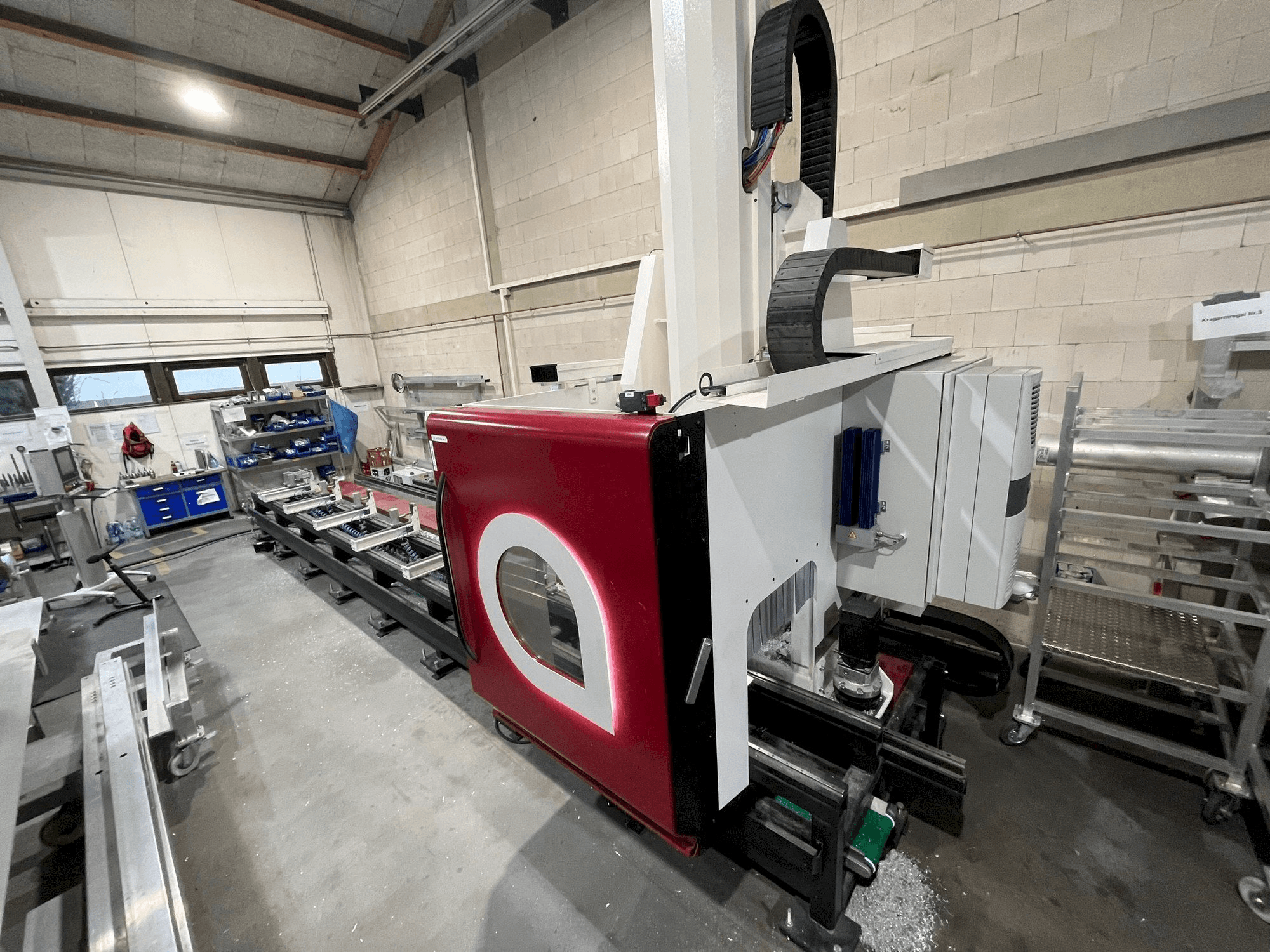 Frontansicht der Austen AX 607 Maschine