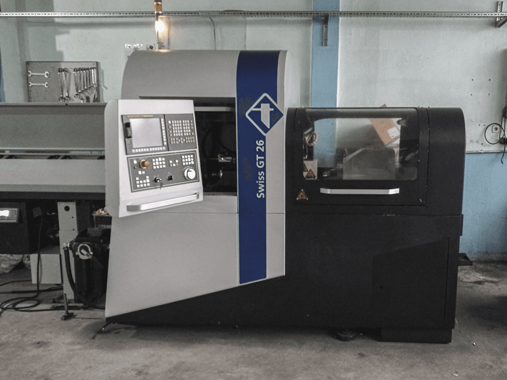 Vorderansicht der Tornos SWISS GT 26 Maschine