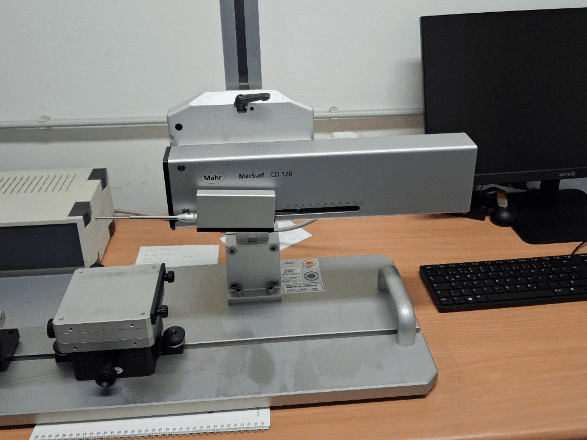 Mahr MARSURF CD 120 KMG von vorne gesehen, mit Messkopf, Bedienfeld und montiertem Messtisch.