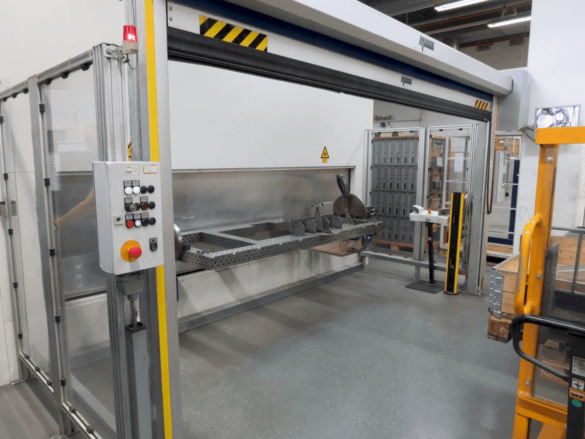 Frontansicht der TRUMPF TruLaser Robot 5020 Maschine