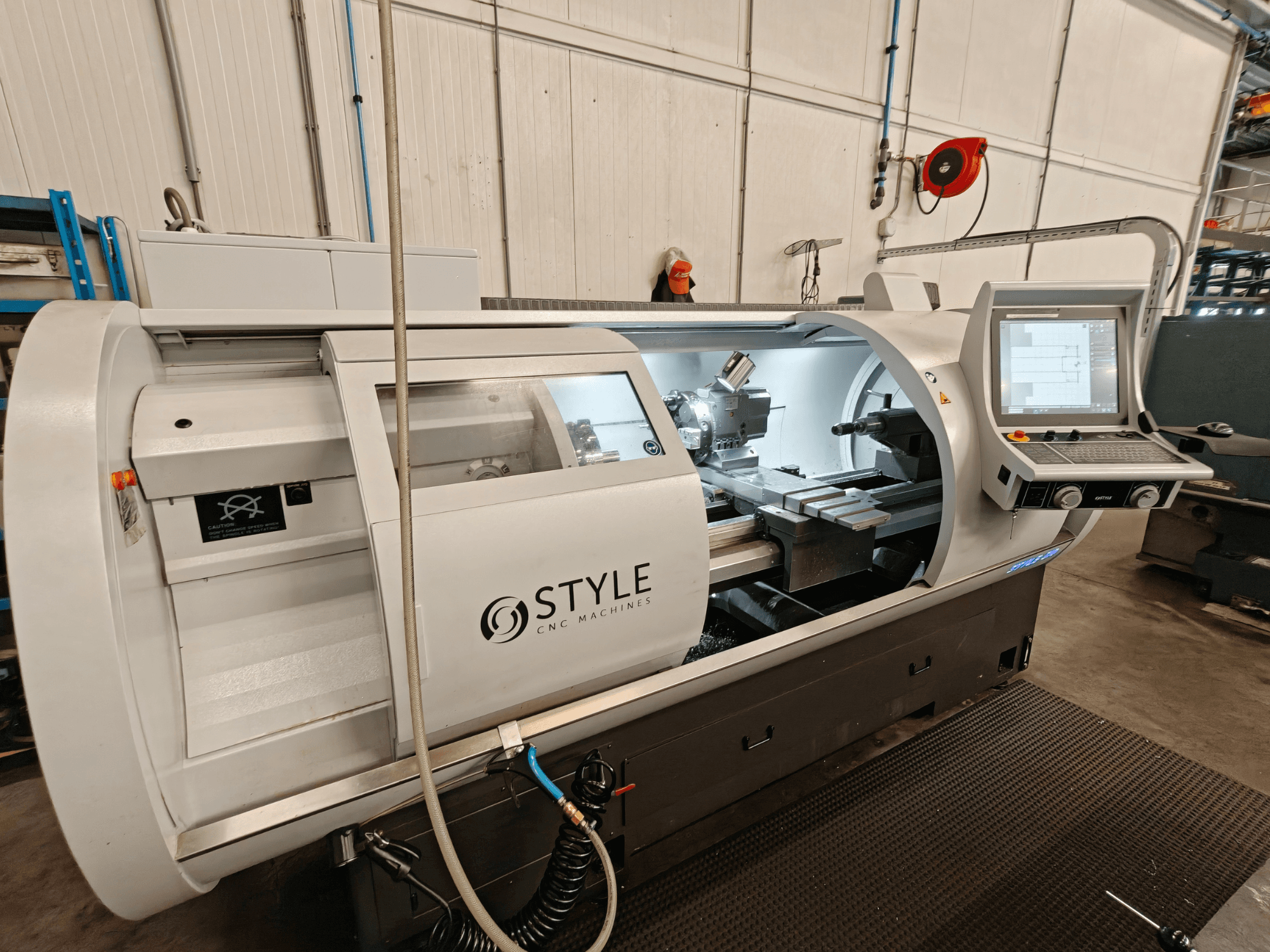 STYLE 510 Horizontaldrehmaschine, Vorderansicht, mit Bedienfeld und Schneidwerkzeugen, die im Arbeitsbereich sichtbar sind.