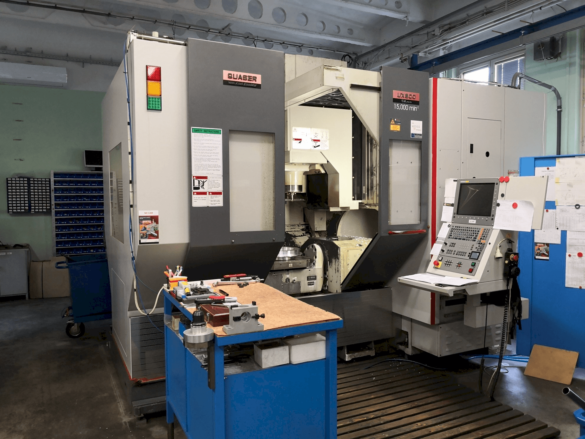 Frontansicht der Quaser UX-600 Maschine