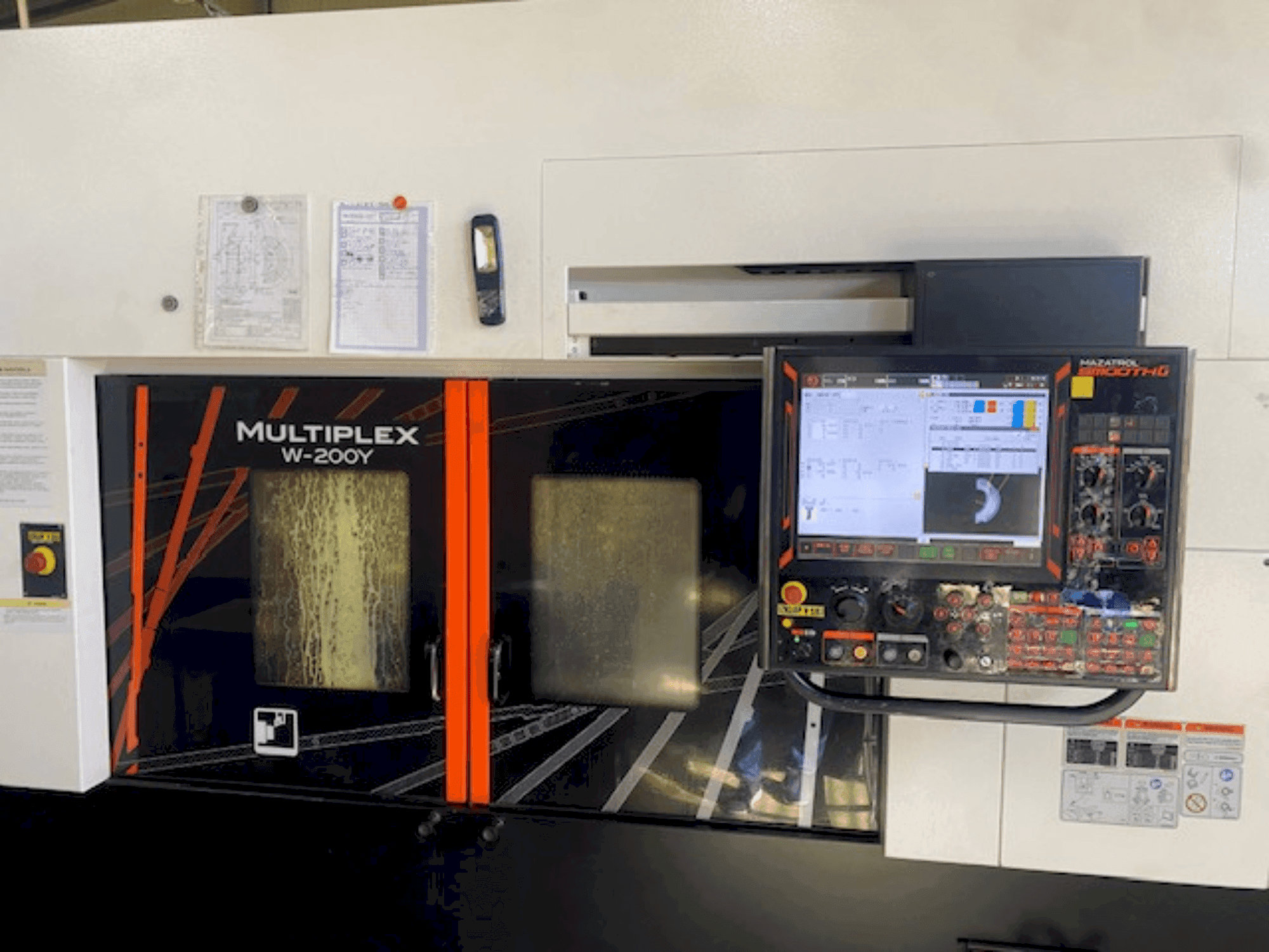 Frontansicht der Mazak multiplex 200 y Maschine