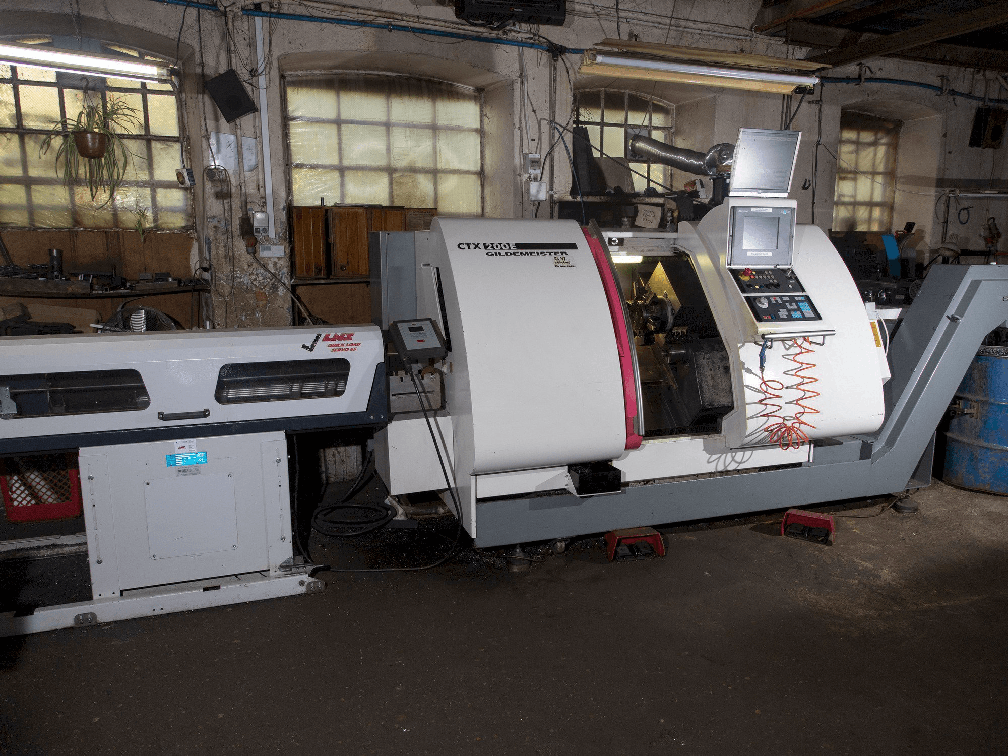 Frontansicht der Gildemeister CTX-200 E Maschine