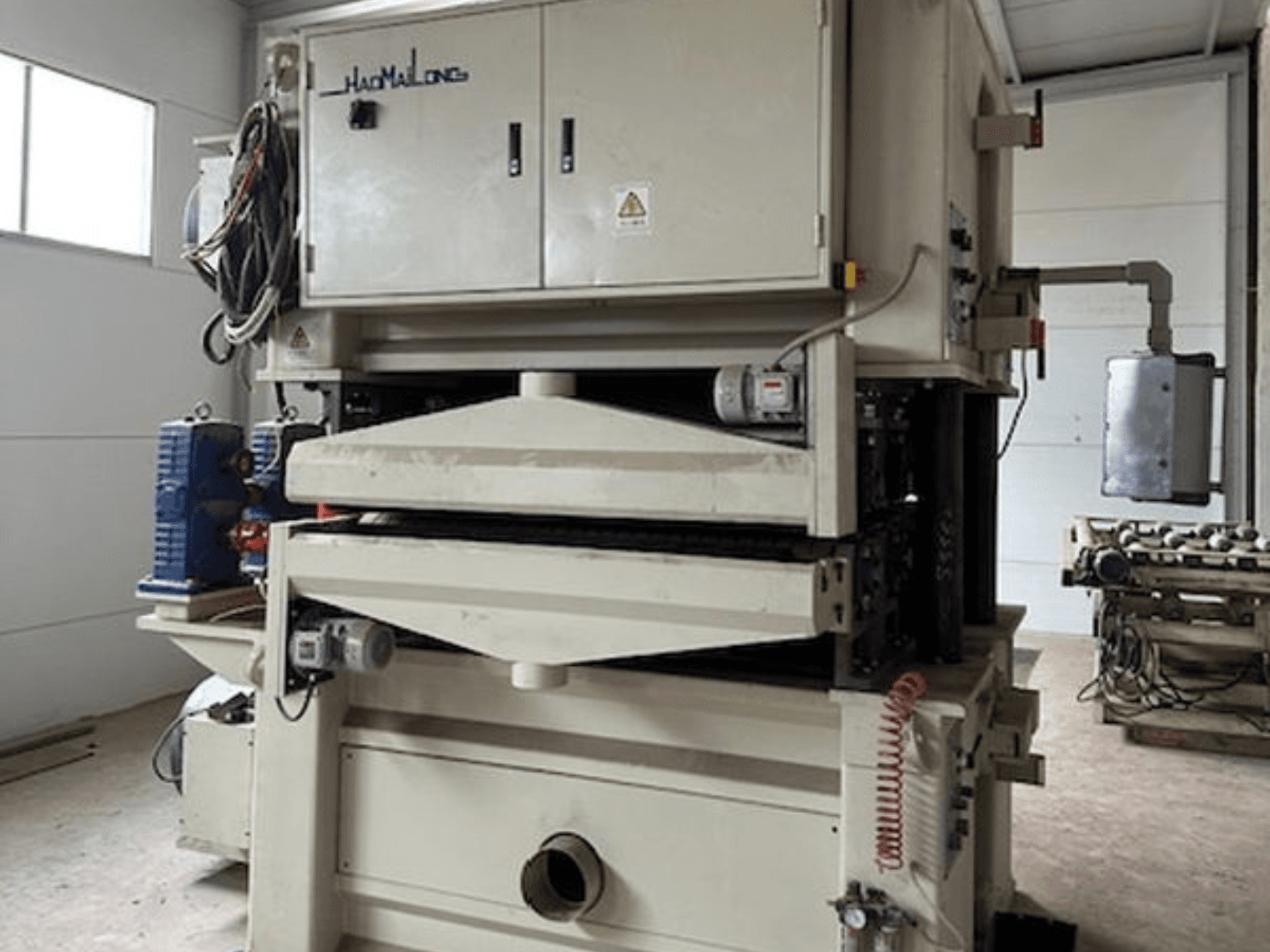 Bandschleifmaschine LINGI JIANZHONG BSG2613C in der Vorderansicht, mit Doppelmotoren und Bedienfelddetails für effizientes Schleifen.