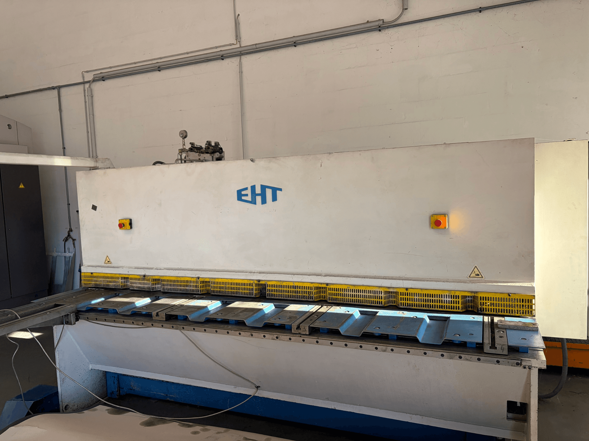 Hydraulische Schere EHT ISS 5-30 in einer Werkstatt, Vorderansicht mit Bedienfeld und Schneidfläche.
