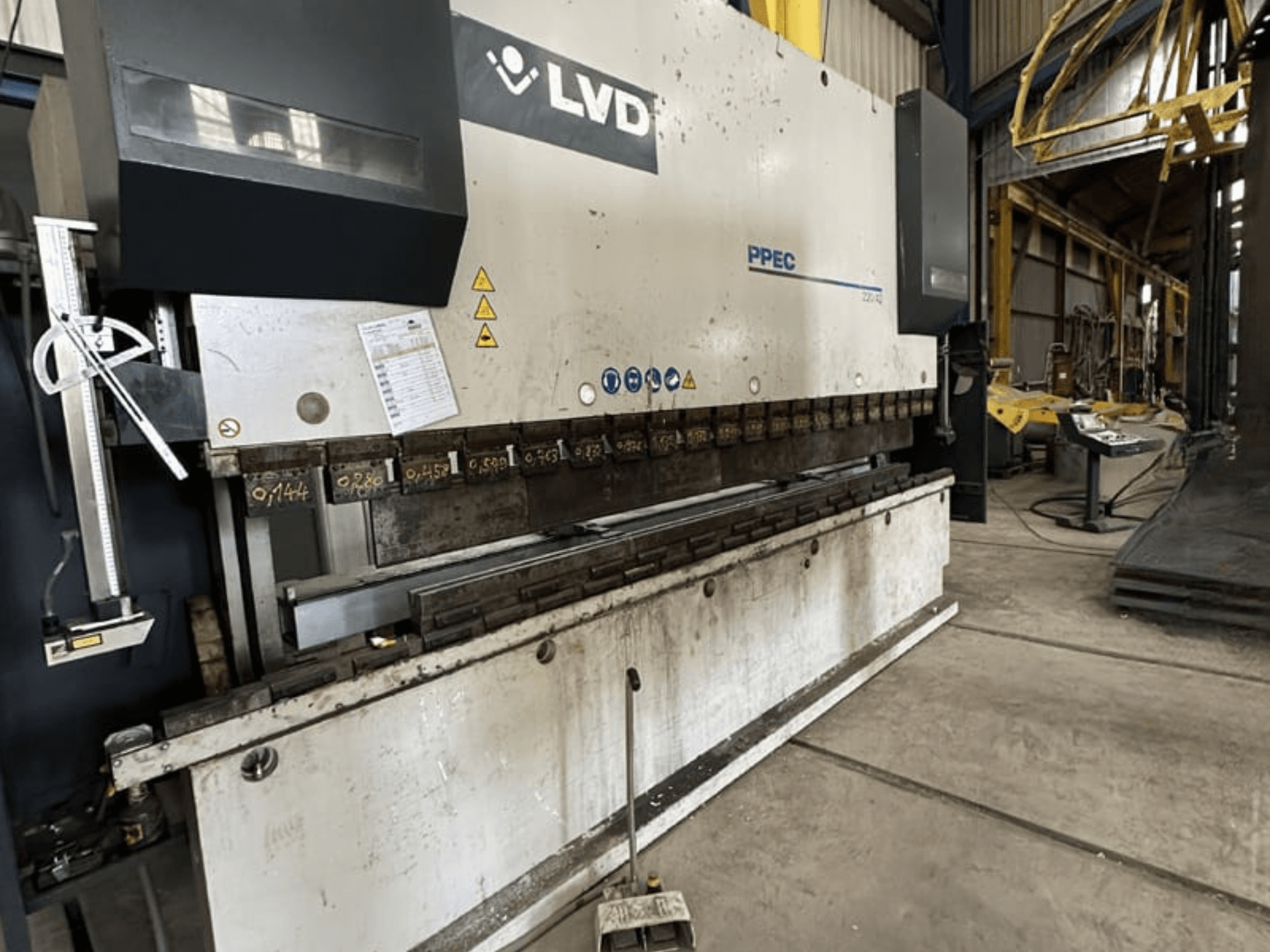 Abkantpresse LVD PPEC 220/42 in Seitenansicht, wobei das Bedienfeld und die Maßmarkierungen an der Maschine zu sehen sind.