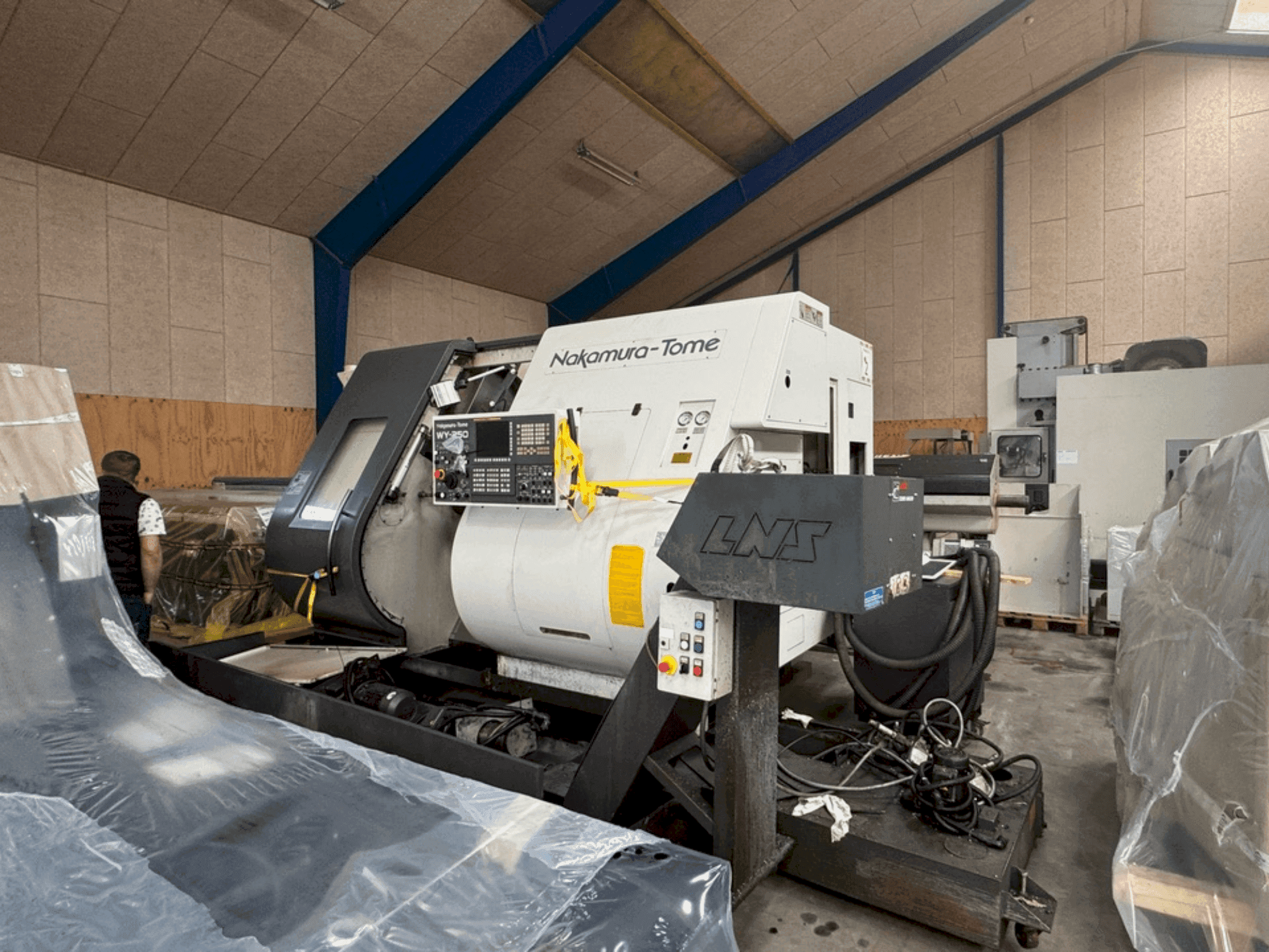 Frontansicht der NAKAMURA-TOME WY-250 Maschine