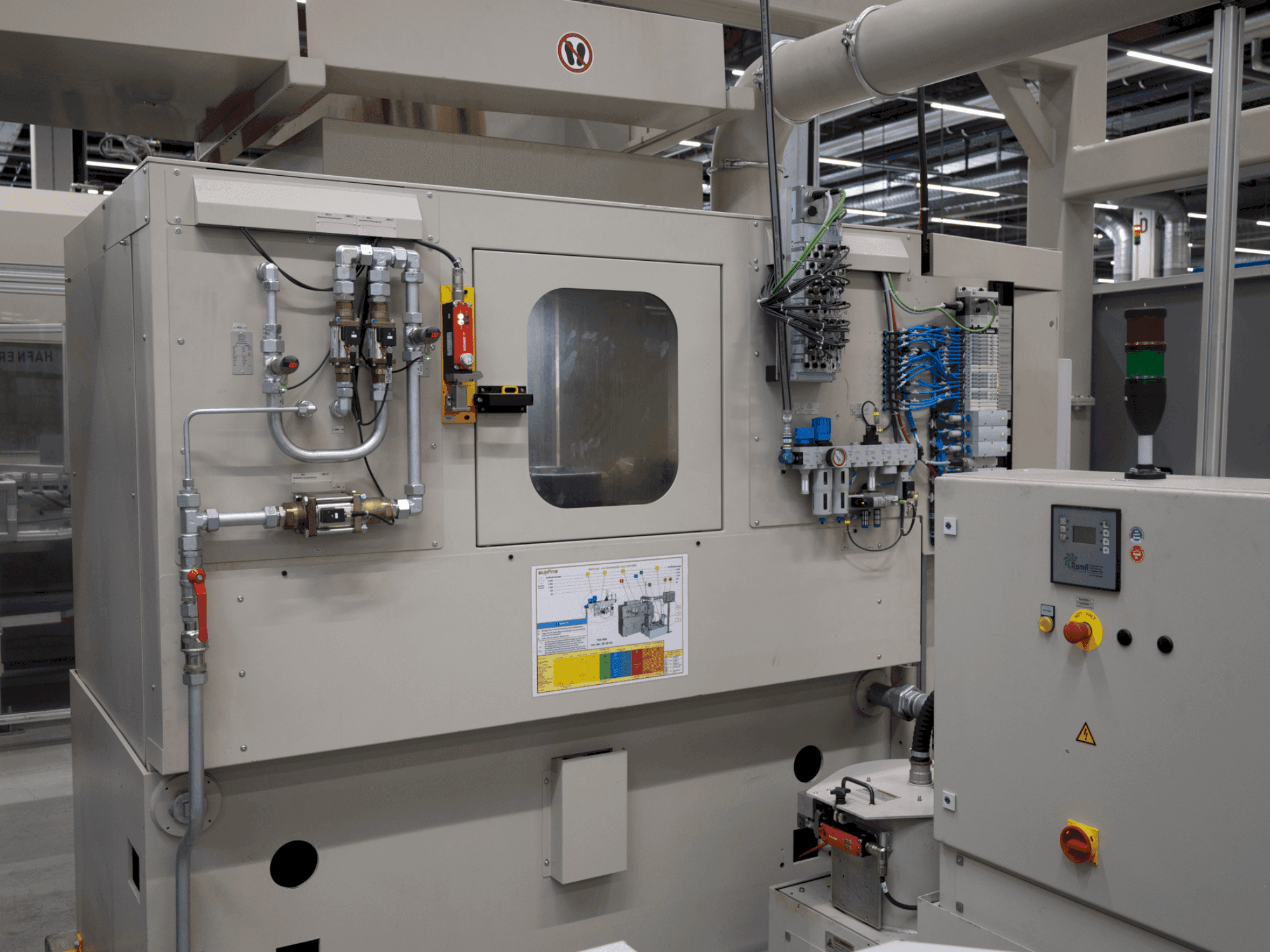 Frontansicht der SUPFINA LCM 220/4-220/3 Maschine