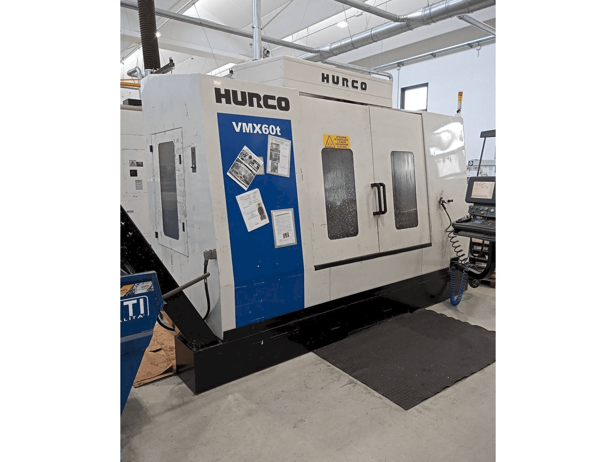 Frontansicht der Hurco VMX 60T Maschine