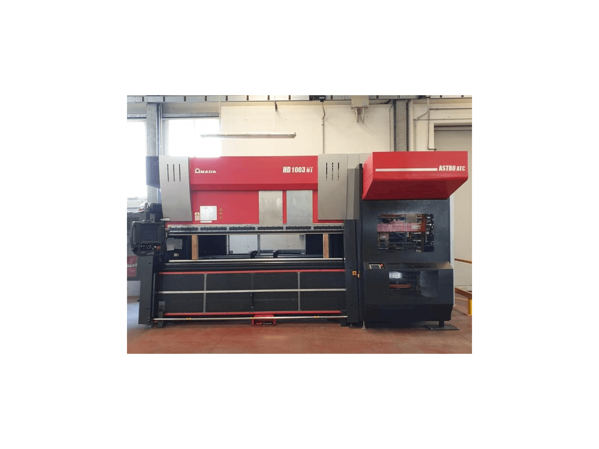 Frontansicht der AMADA HD 1003 NT Maschine