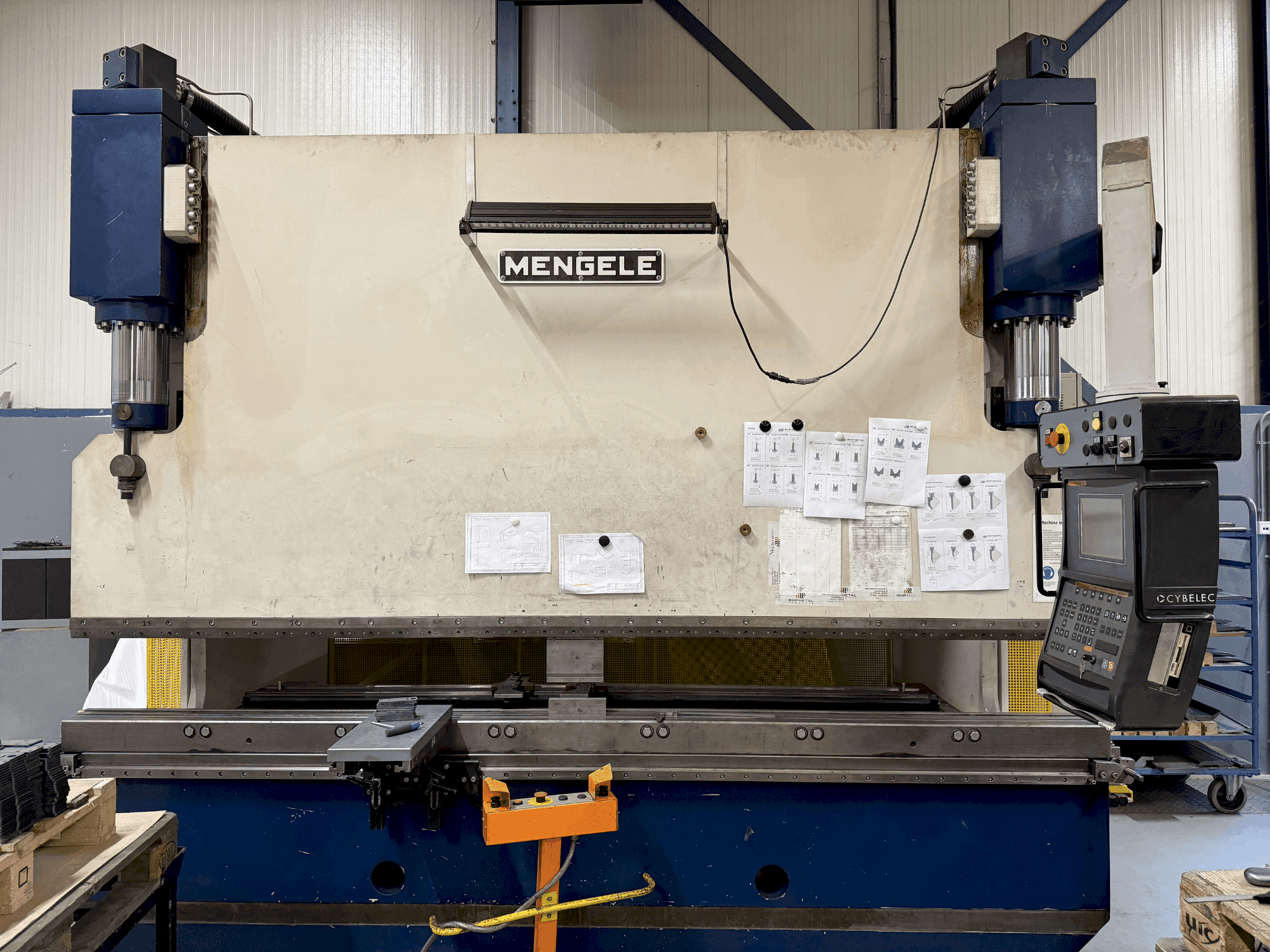 Frontansicht der MENGELE HB175-30/35 Maschine