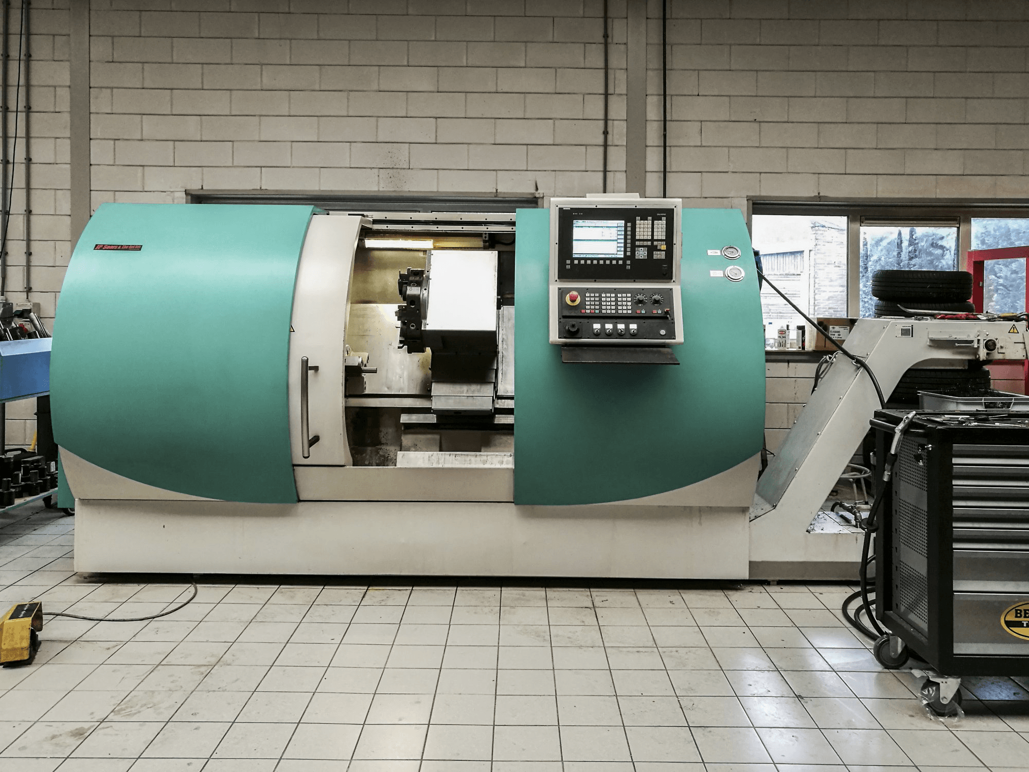 Frontansicht der TRENS SBL 500 CNC Maschine