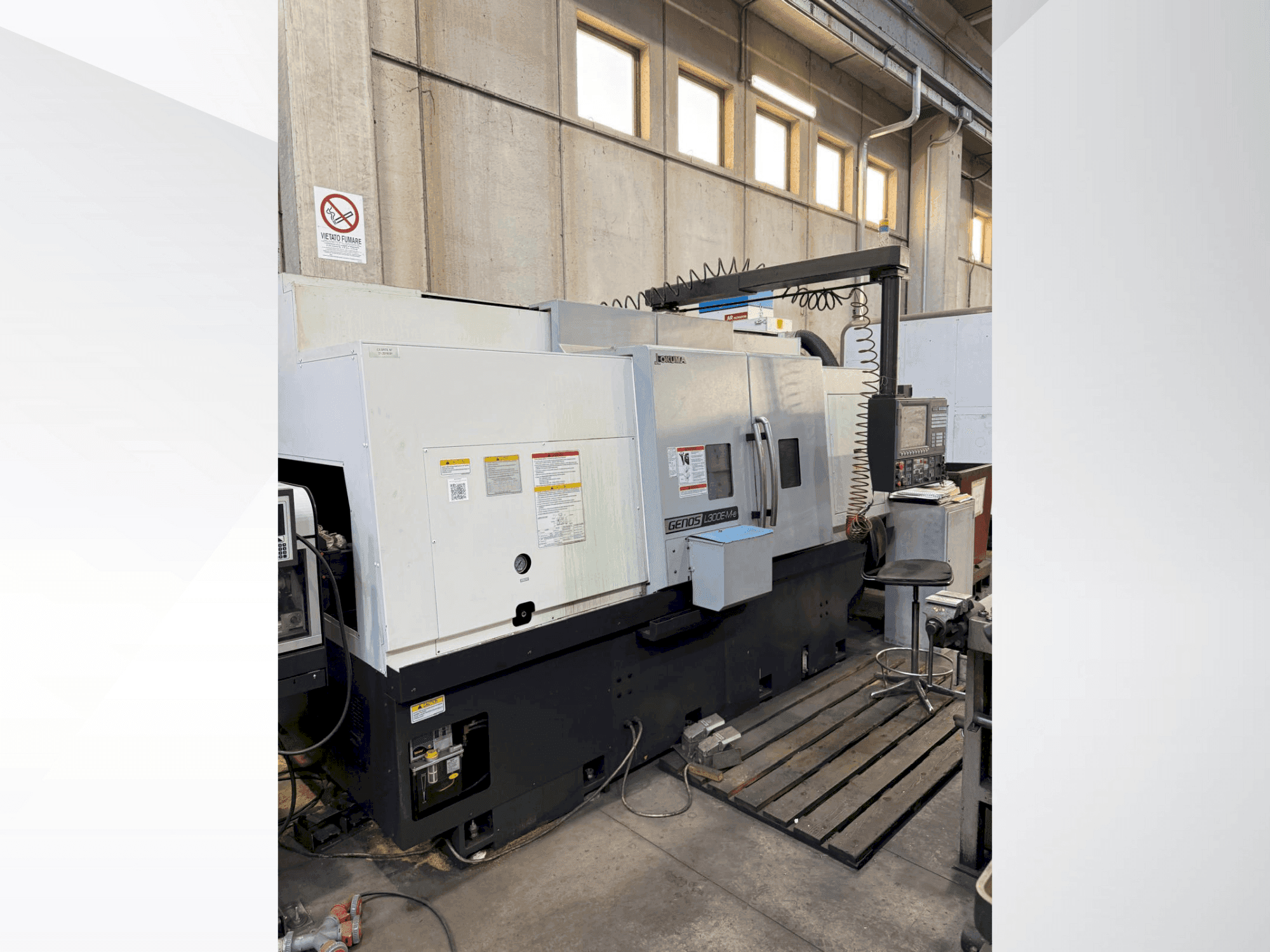 Frontansicht der Okuma Genos L 300E-MY-e Maschine