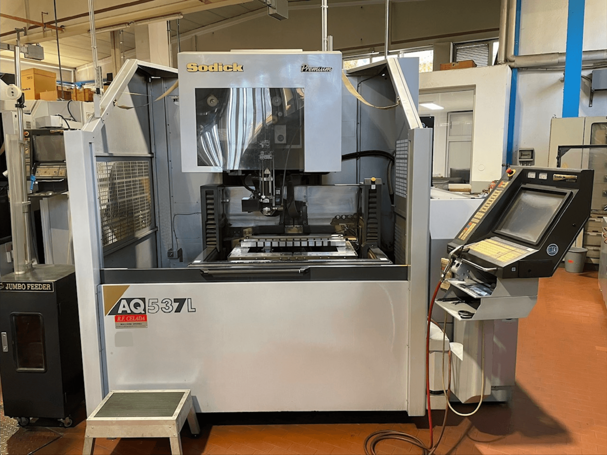 Sodick AQ537L Drahterodiermaschine in der Vorderansicht, mit Bedienfeld und Bearbeitungsbereich mit sichtbaren Komponenten.