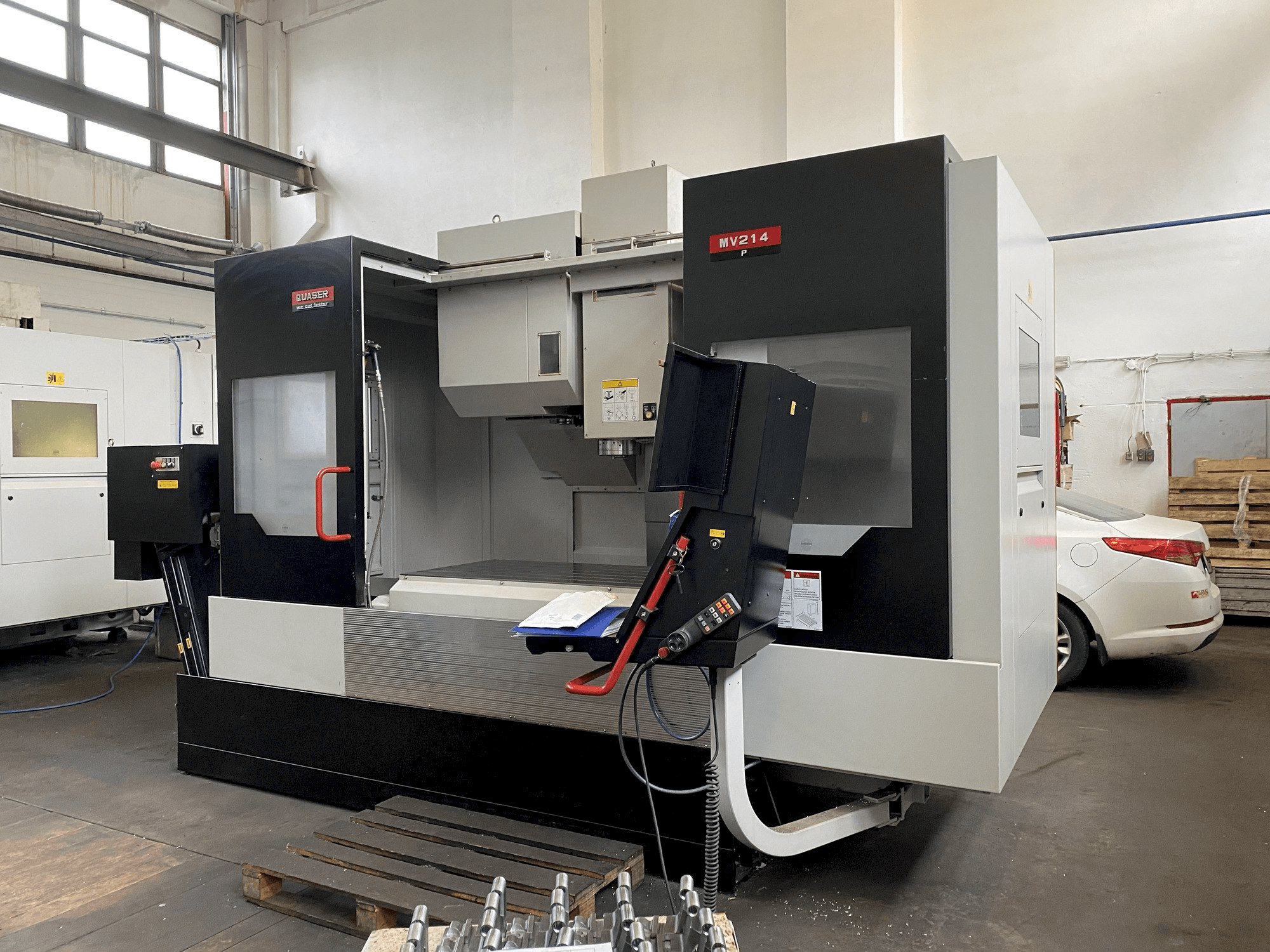 Frontansicht der Quaser MV214P/12B Maschine