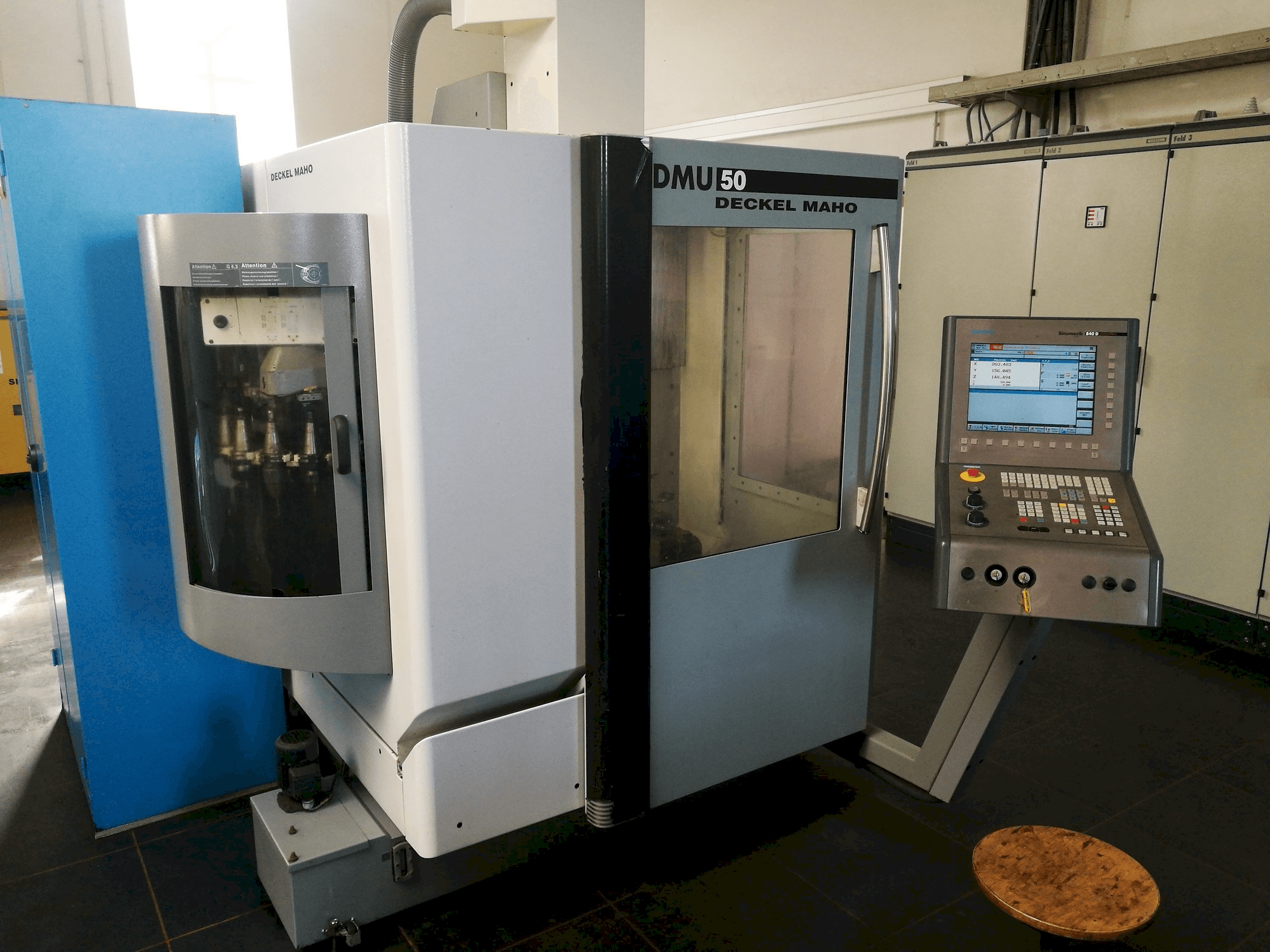 Frontansicht der DECKEL MAHO DMU 50 Maschine