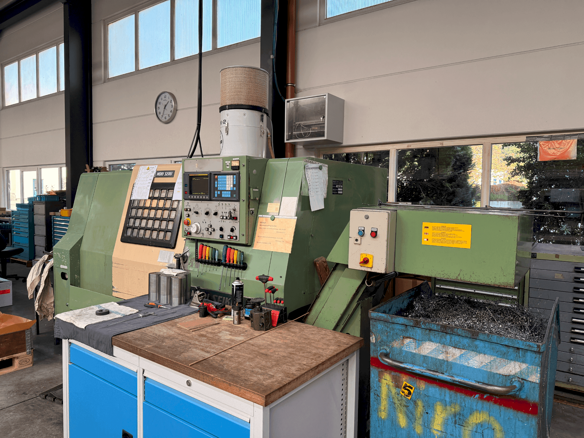 Frontansicht der MORI SEIKI SL 25 (1989) Maschine