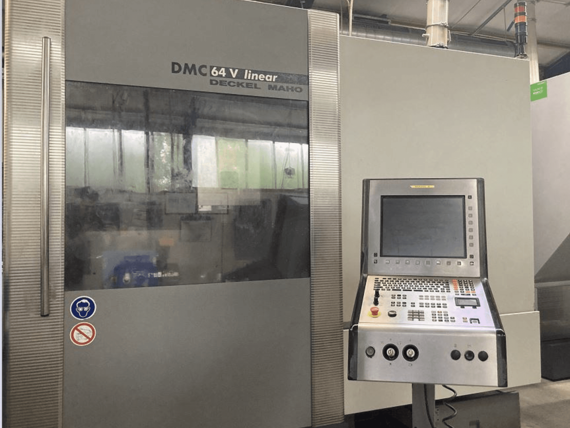 DMG DECKEL MAHO DMC 64V lineares vertikales Bearbeitungszentrum, Vorderansicht mit Bedienfeld und Display.