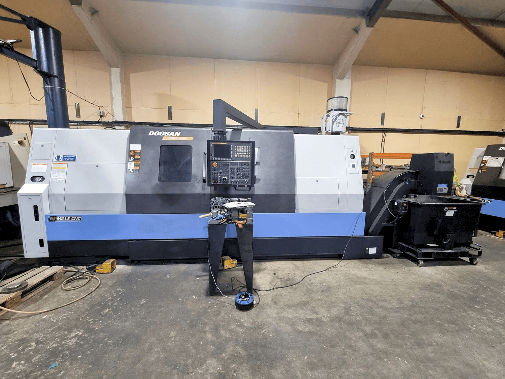 Frontansicht der DOOSAN Puma 400LB Maschine