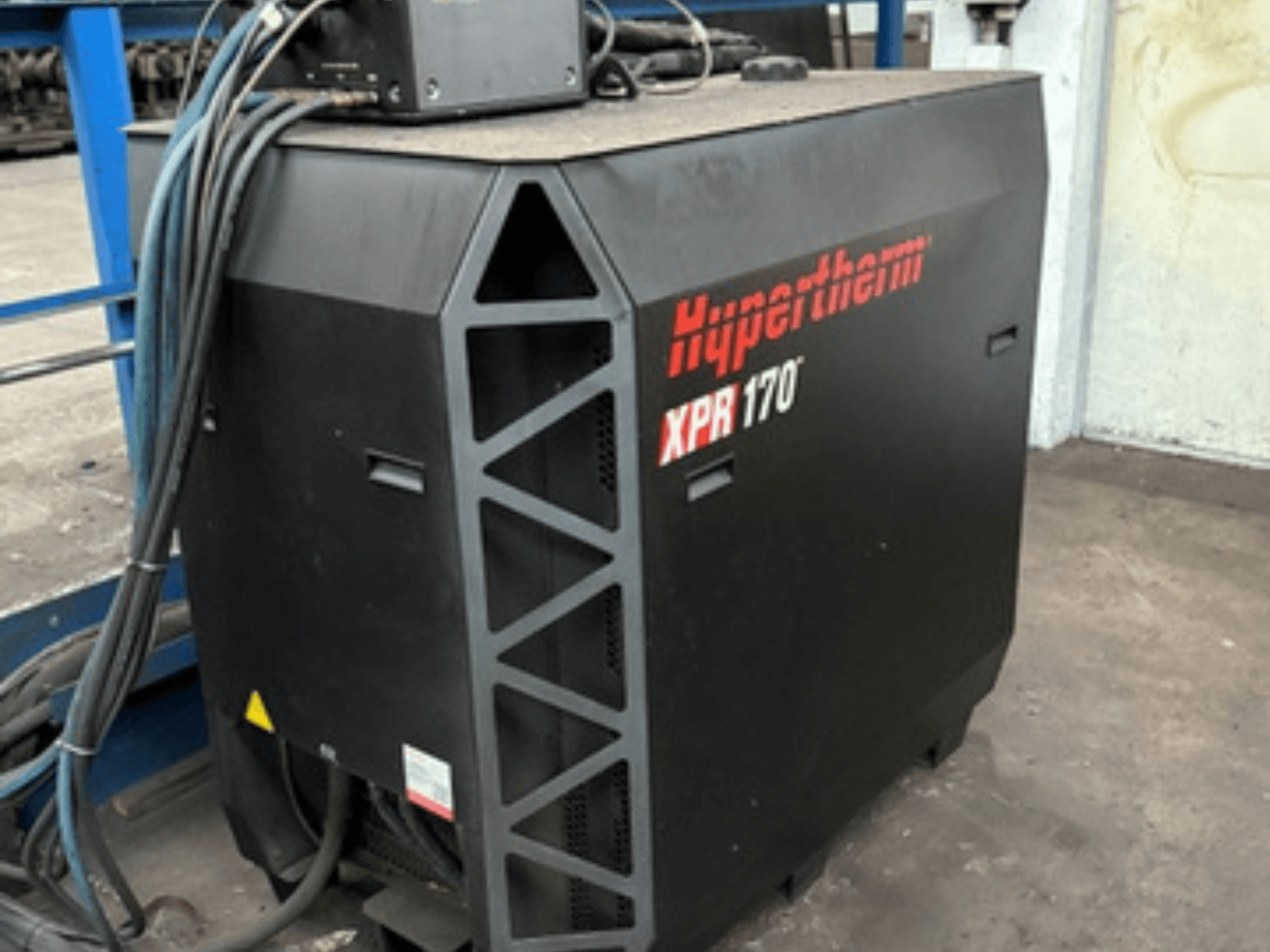 Hypertherm XPR170 Plasmaschneider, von der Seite betrachtet, mit Kühlungsöffnungen und mehreren Kabeln für den Betrieb.