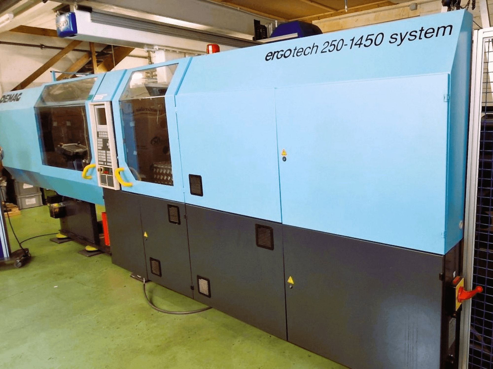 Ergotech 250-1450 System-Spritzgießmaschine, Vorderansicht, Farbe blau und schwarz, mit Bedienfeld und Sicherheitseinrichtungen sichtbar.