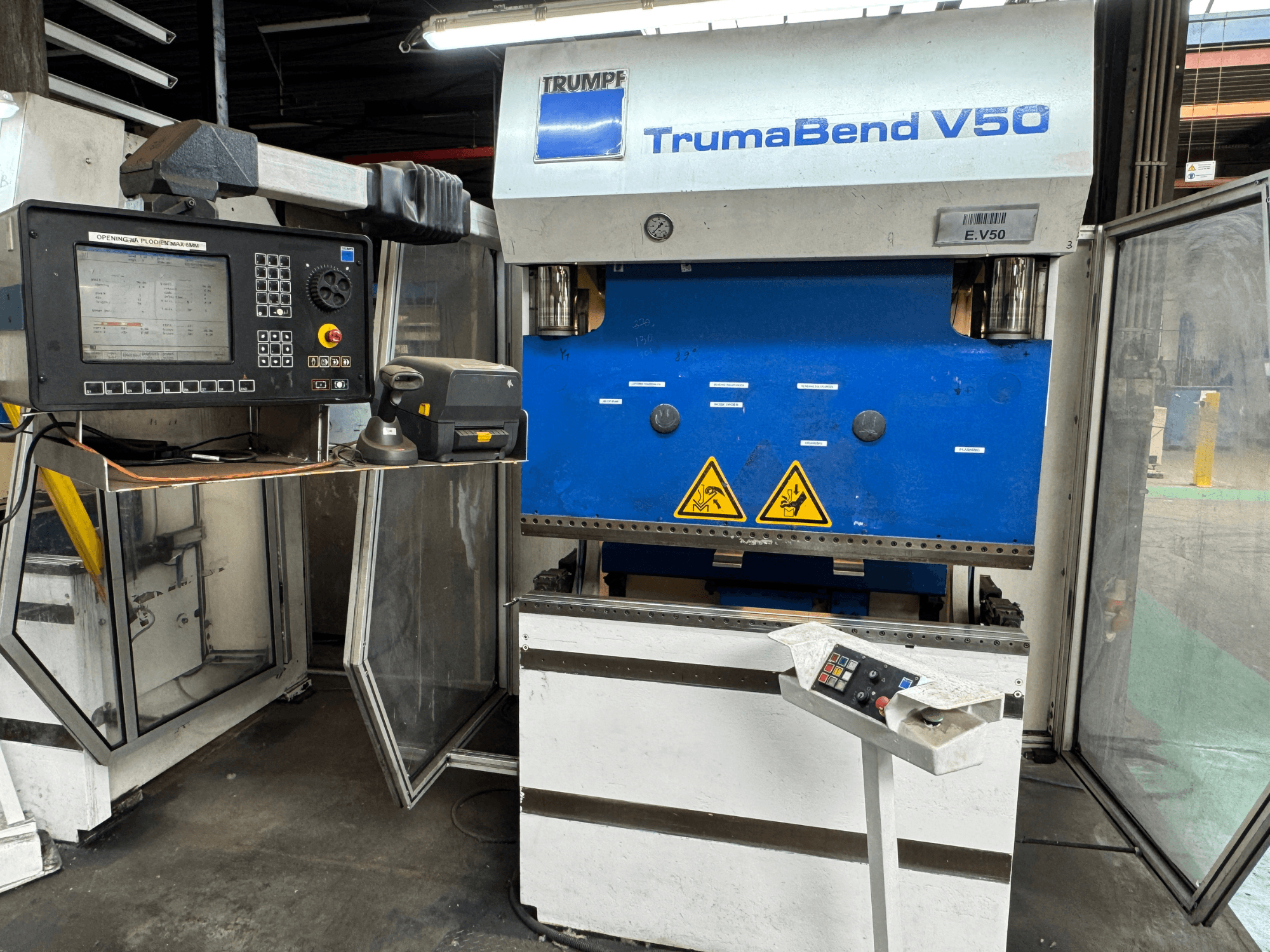 TRUMPF Abkantpresse TrumaBend V50 in der Frontansicht mit Bedienfeld, Sicherheitshinweisen und markantem blau-weißem Design.