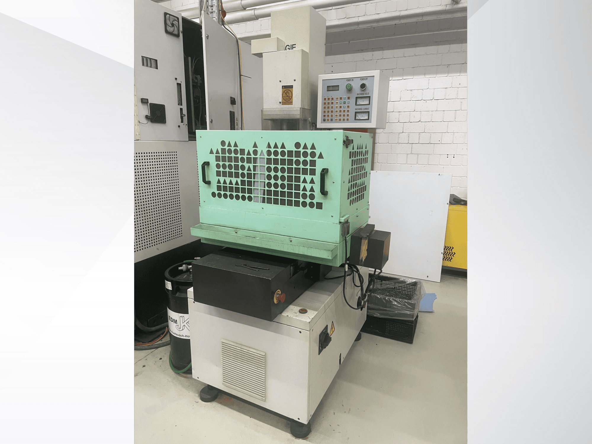 AGIE Drill, Metallbohrmaschine, Frontansicht mit Bedienelementen, grünem Gehäuse und kompakter Bauweise. Ideal für Präzisionsarbeiten.