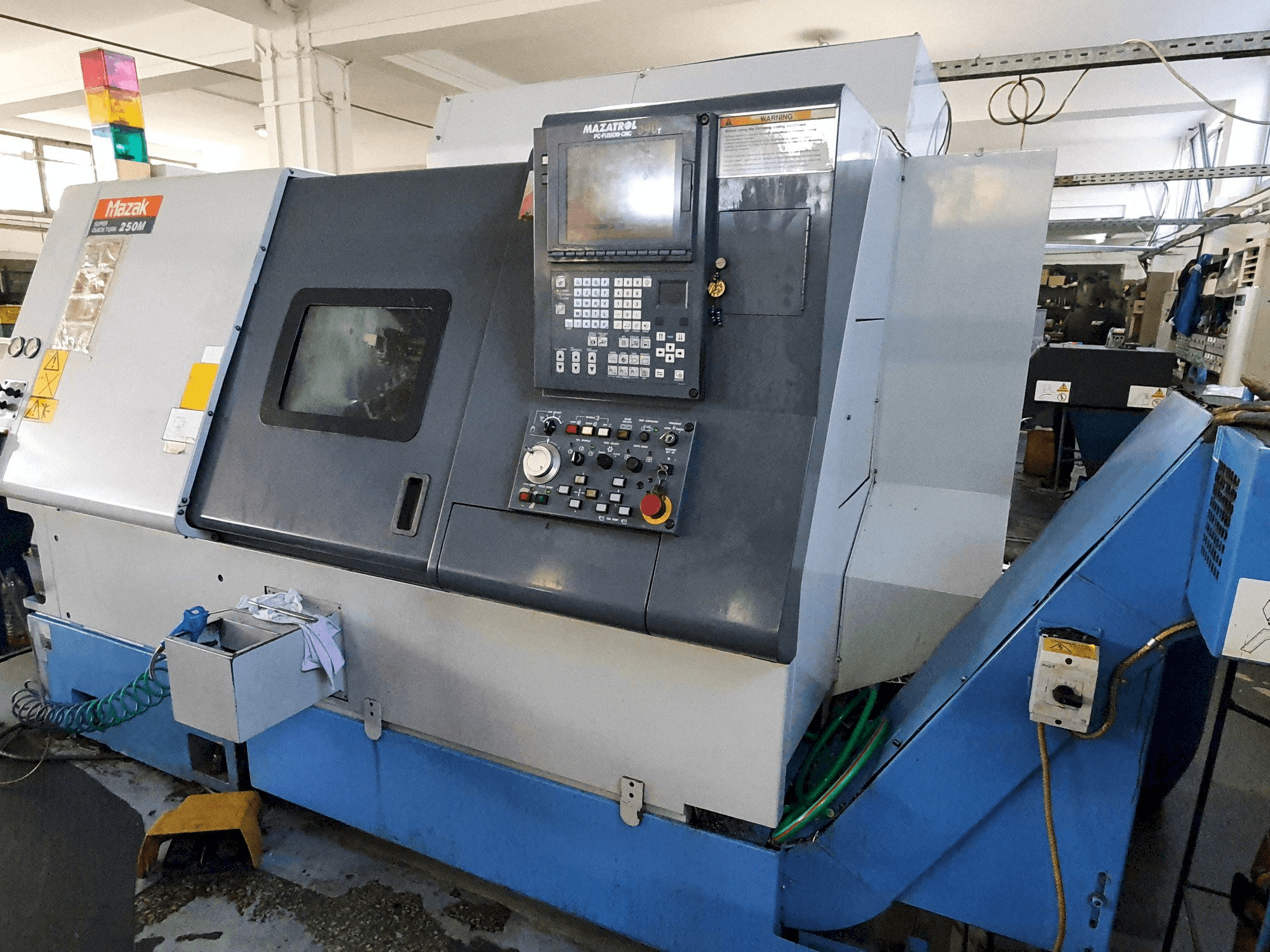 Frontansicht der Mazak SQT250M Maschine