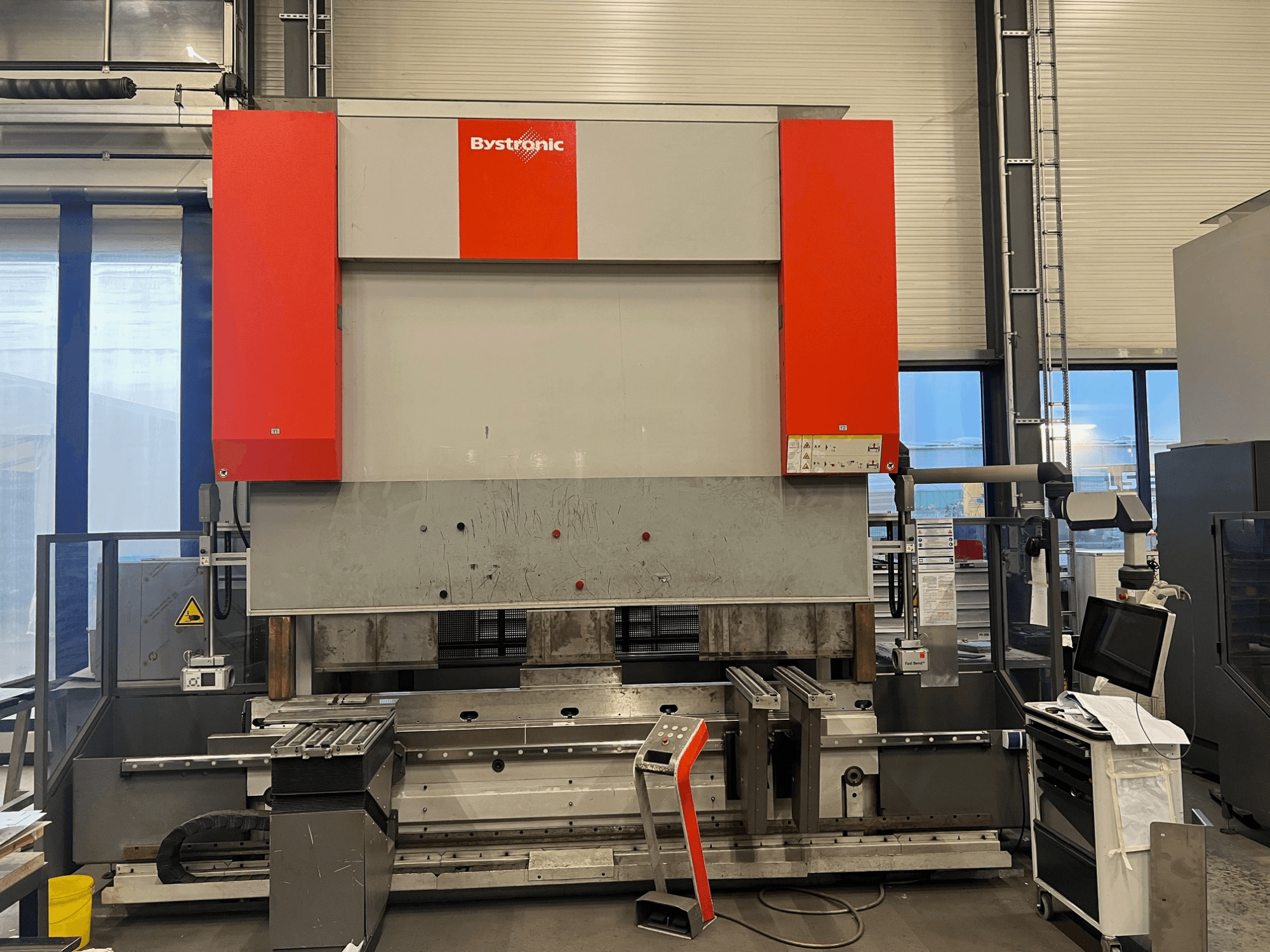 Bystronic Blechbiegemaschine in der Frontansicht, mit schlankem Design, Bedienfeld und Sicherheitsfunktionen.