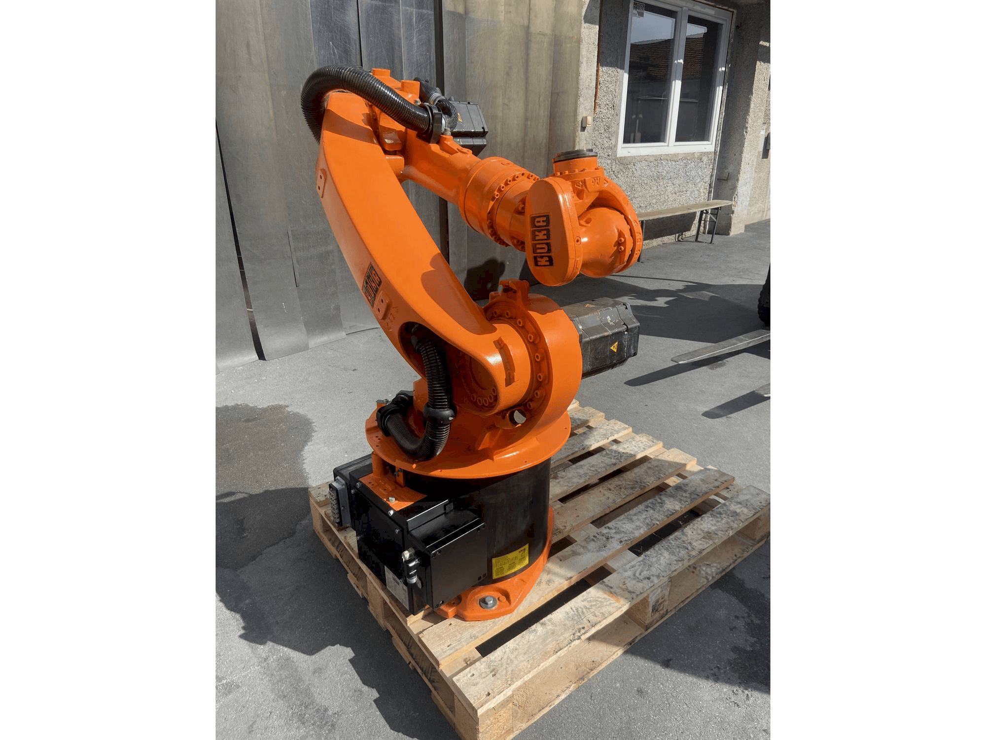 Frontansicht der KUKA Kr16 Maschine