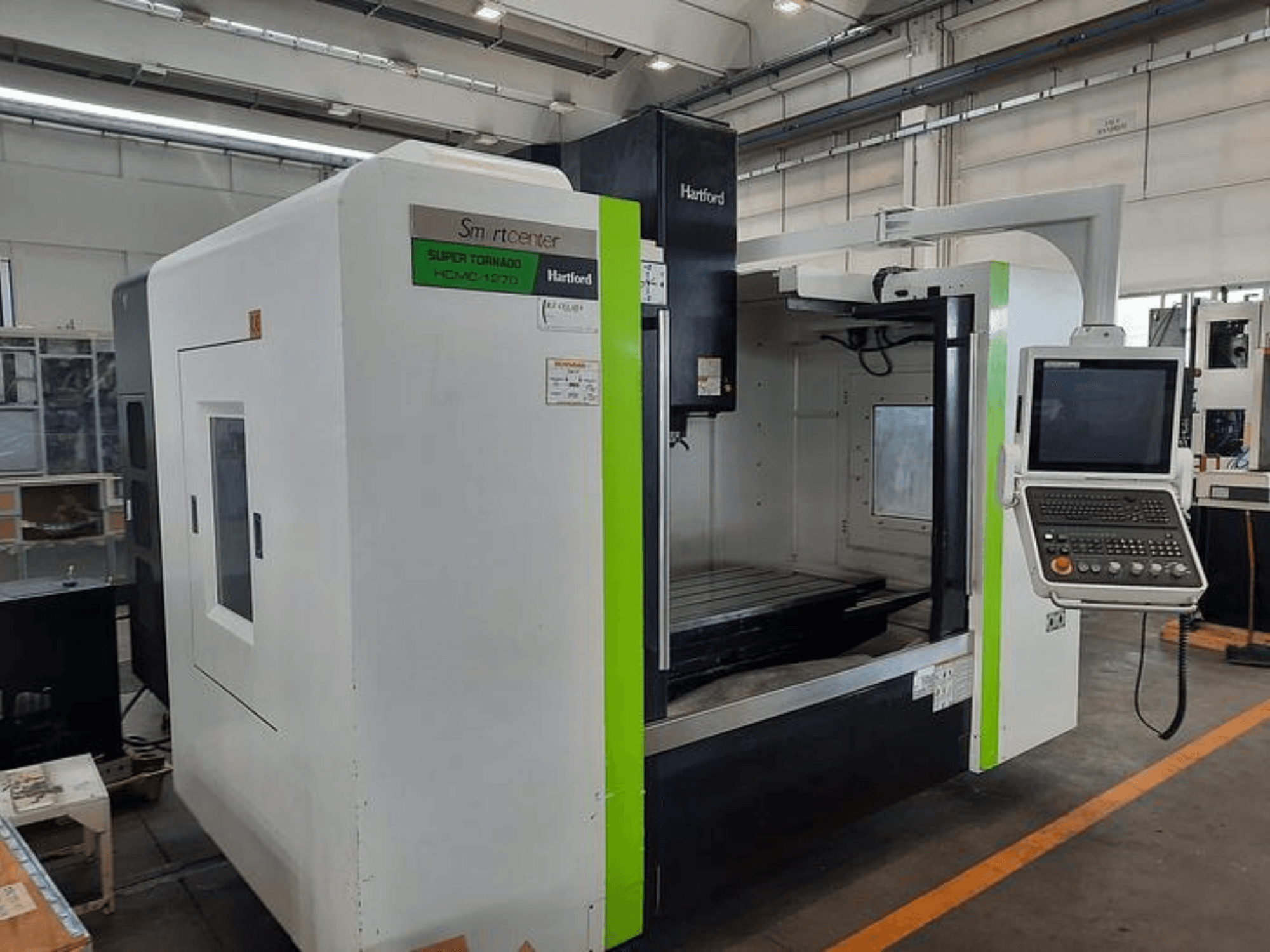 Hartford Super Tornado HCM-1270 CNC-Maschine, Vorderansicht, mit Bedienfeld und offenem Arbeitsbereich.